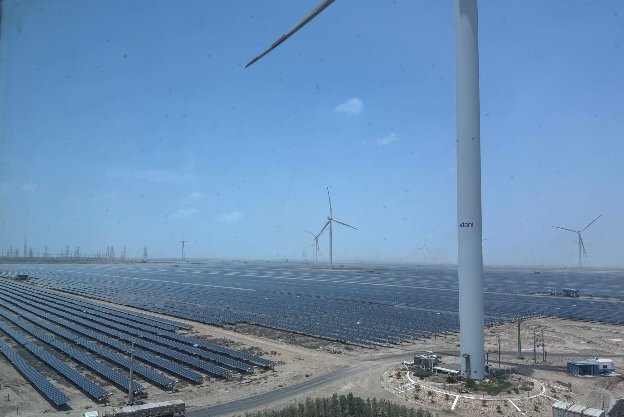 Adani Khavda Solar Plant skal bli verdens største kraftverk. Solceller, kombinert med vindmøller og batterier, dekker et enormt område som tidligere var saltørken. 