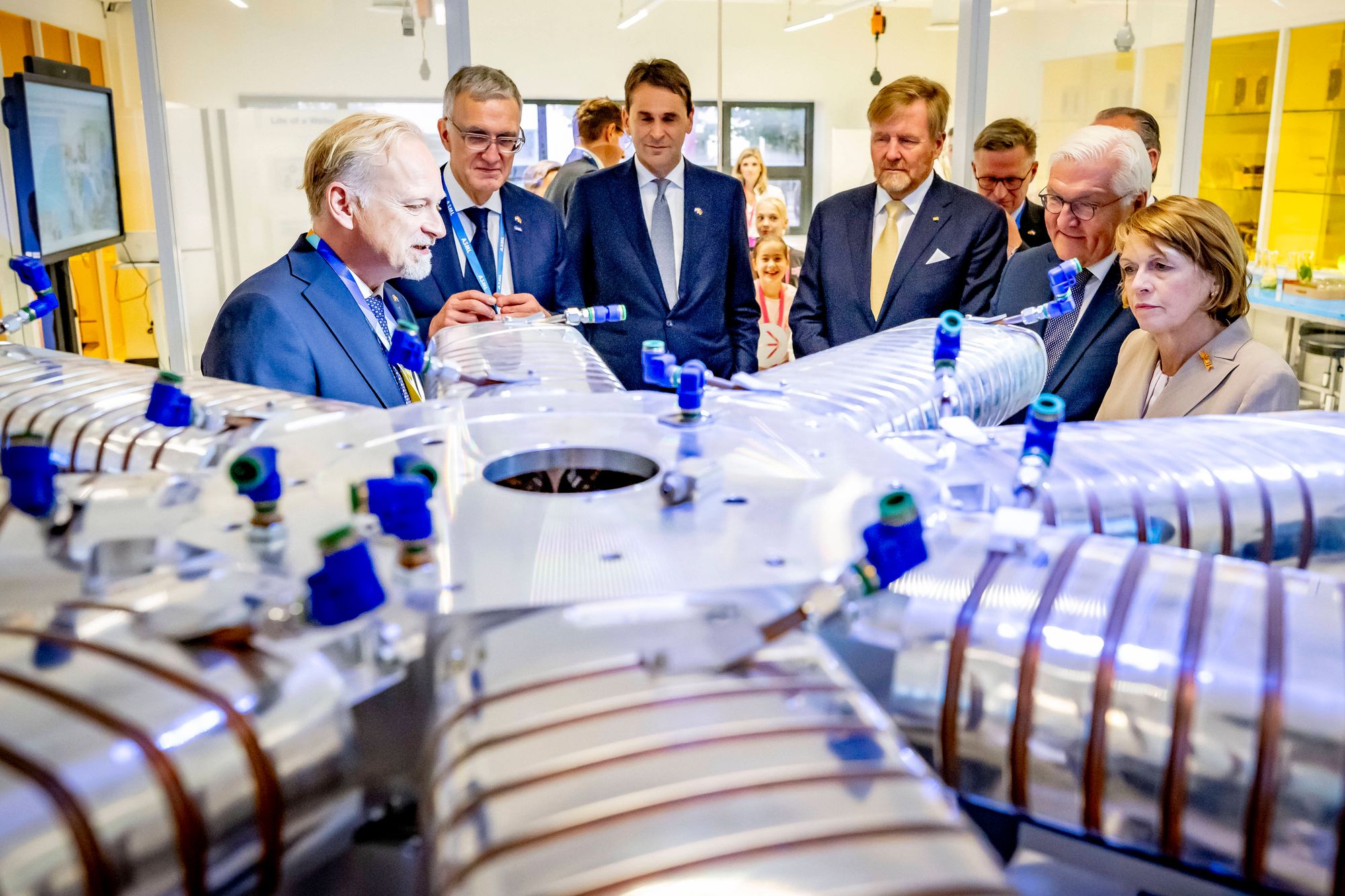 ASML er så godt som enerådende på markedet for avanserte DUV- og EUV-litografimaskiner i databrikkeproduksjon, og en viktig industribedrift i Nederland. Her er Nederlands kong Willem Alexander på omvisning i fabrikken sammen med det tyske presidentparet under et statsbesøk i juni i år. 