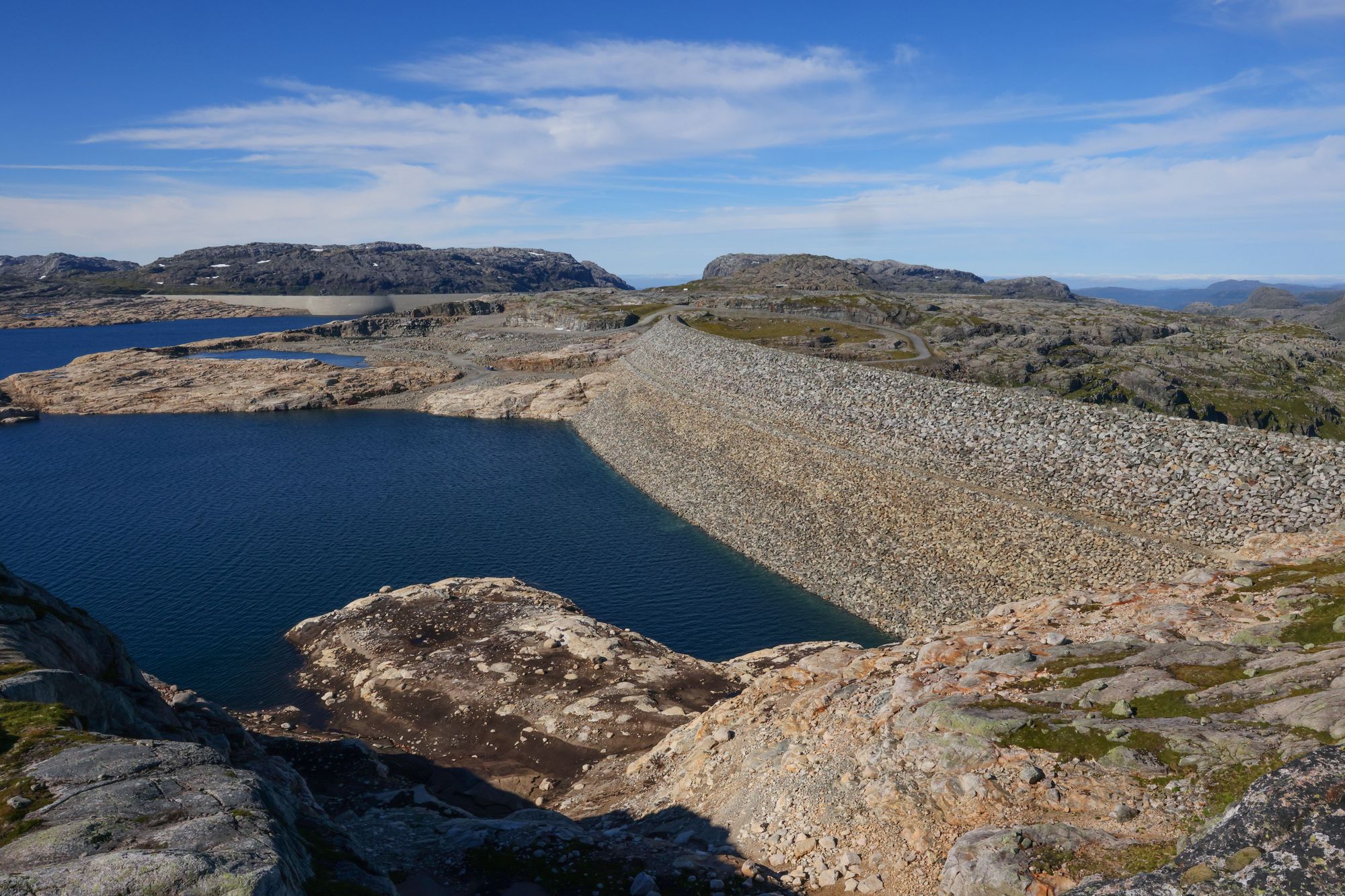 Lav vannstand i Blåsjø, det største kraftmagasinet i Norge. Anlegget ligger på grensen mellom Rogaland og Agder og består av flere dammer, demningen på bildet ligger i Førreskardammen.