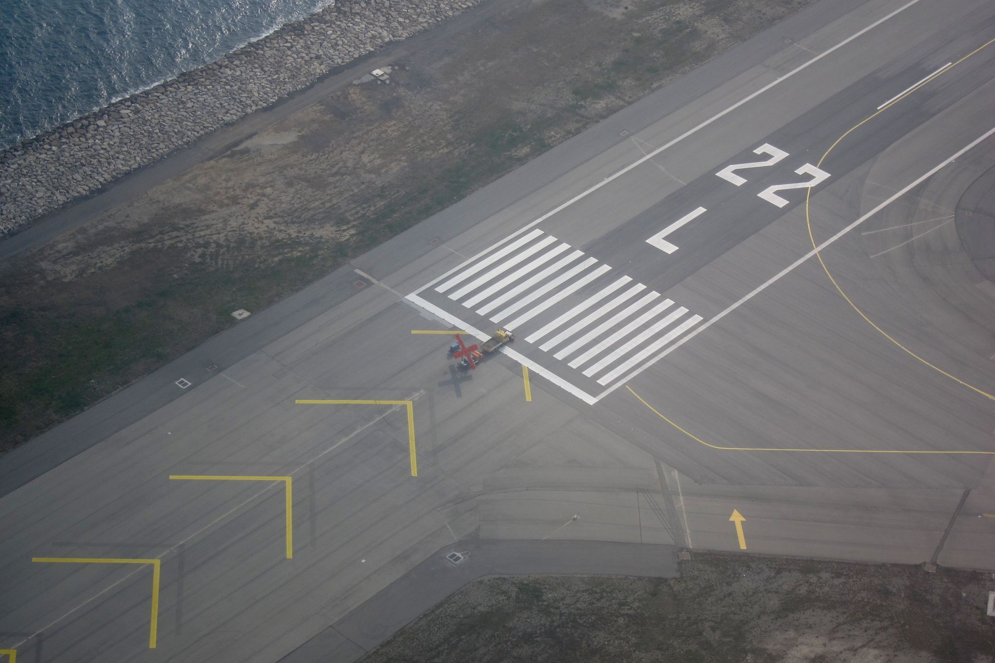 Kompassrosen ved Edwards Air Force Base ble opptegnet på nytt i 2015 for å ta hensyn til forflytningen av den magnetiske nordpolen. Flere av verdens lengste rullebaner passerer like ved.