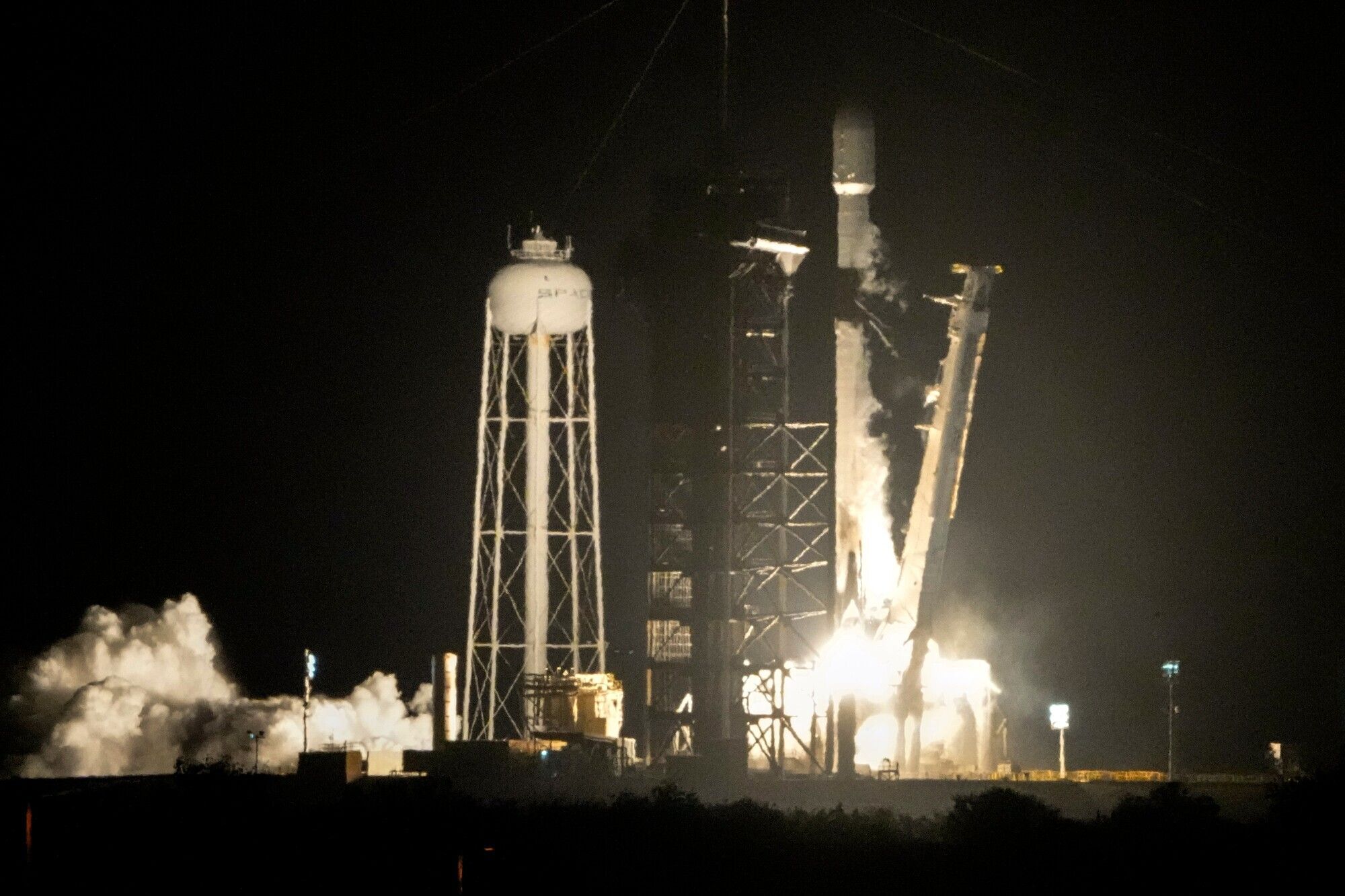 Slik så det ut da raketten tok av fra en utskytningsplattform ved Kennedy Space Center i Cape Canaveral i delstaten Florida i januar i fjor.