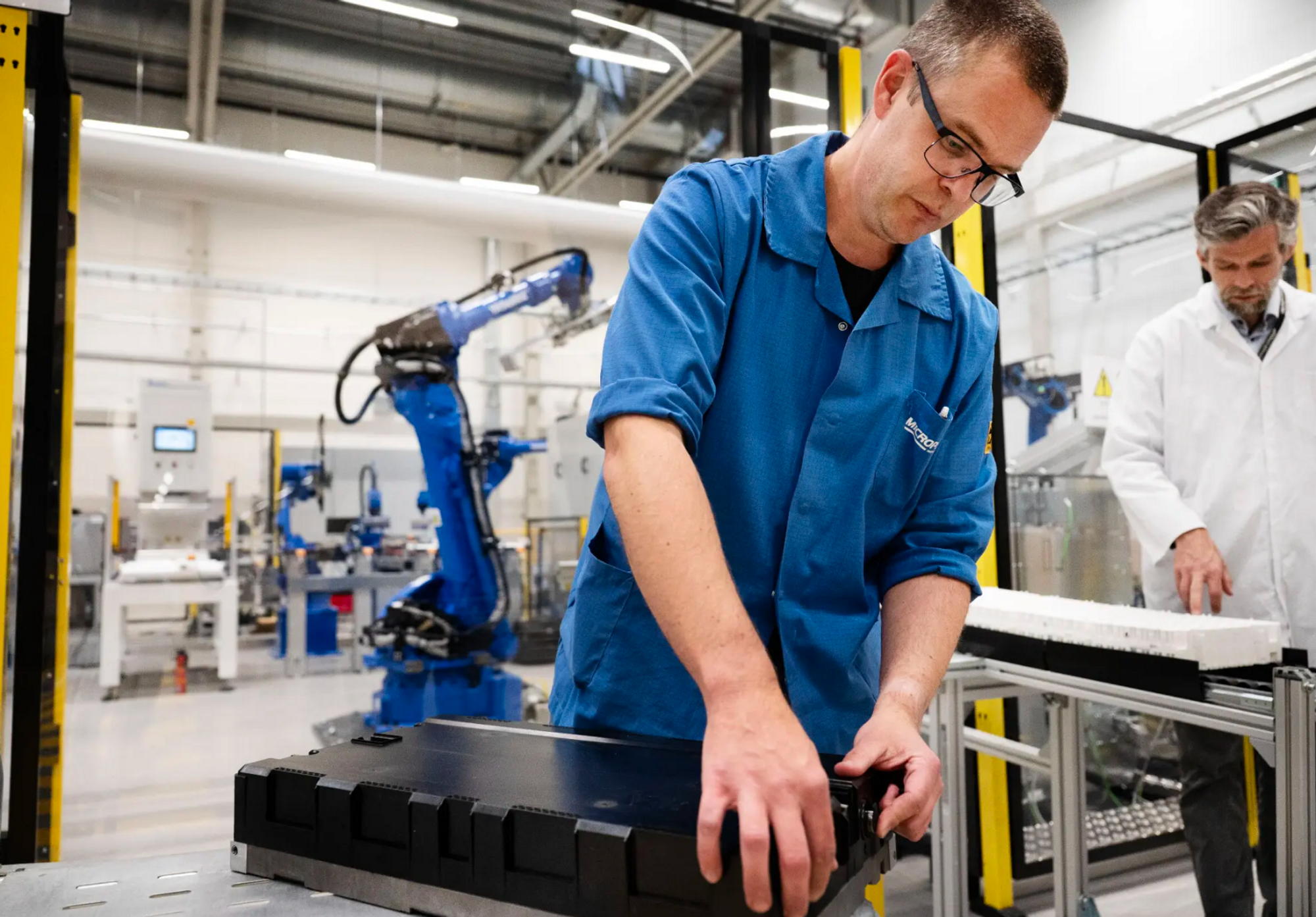 I Micropowers fabrikk i Växjö i Sverige bygges batteripakker i mange forskjellige størrelser. I forgrunnen er Emil Tellman, i bakgrunnen er Patrik Alvånger.