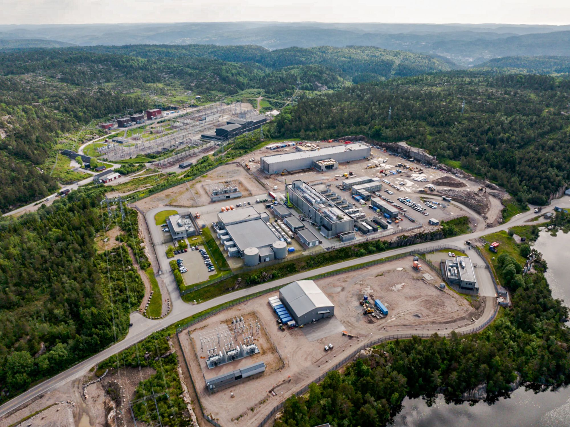 Antall datasentre i Norge har skutt fart de siste årene, og næringen har raskt etablert seg som en storforbruker av kraft. Bildet er fra Bulks datasenter «Norway Data Center Campus N01» utenfor Vennesla på Sørlandet. I bakgrunnen ligger Kristiansand transformatorstasjon.