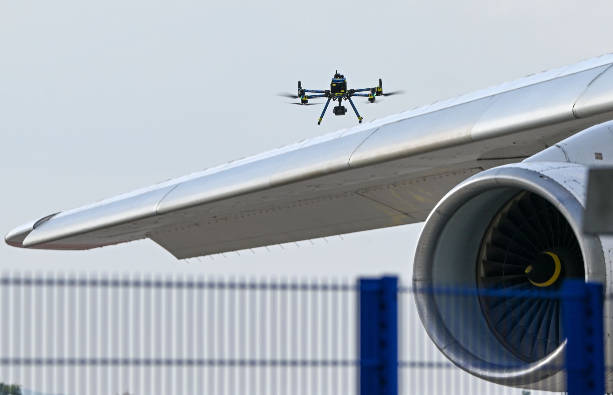 Ukrainske droner som har havnet i russiske hender, kan blir bruk i operasjoner mot Nato-land. Dronen på bildet tilhører politiet i Tyskland og blir her brukt til å undersøke et transportfly ved lufthavnen i Leipzig denne uken.