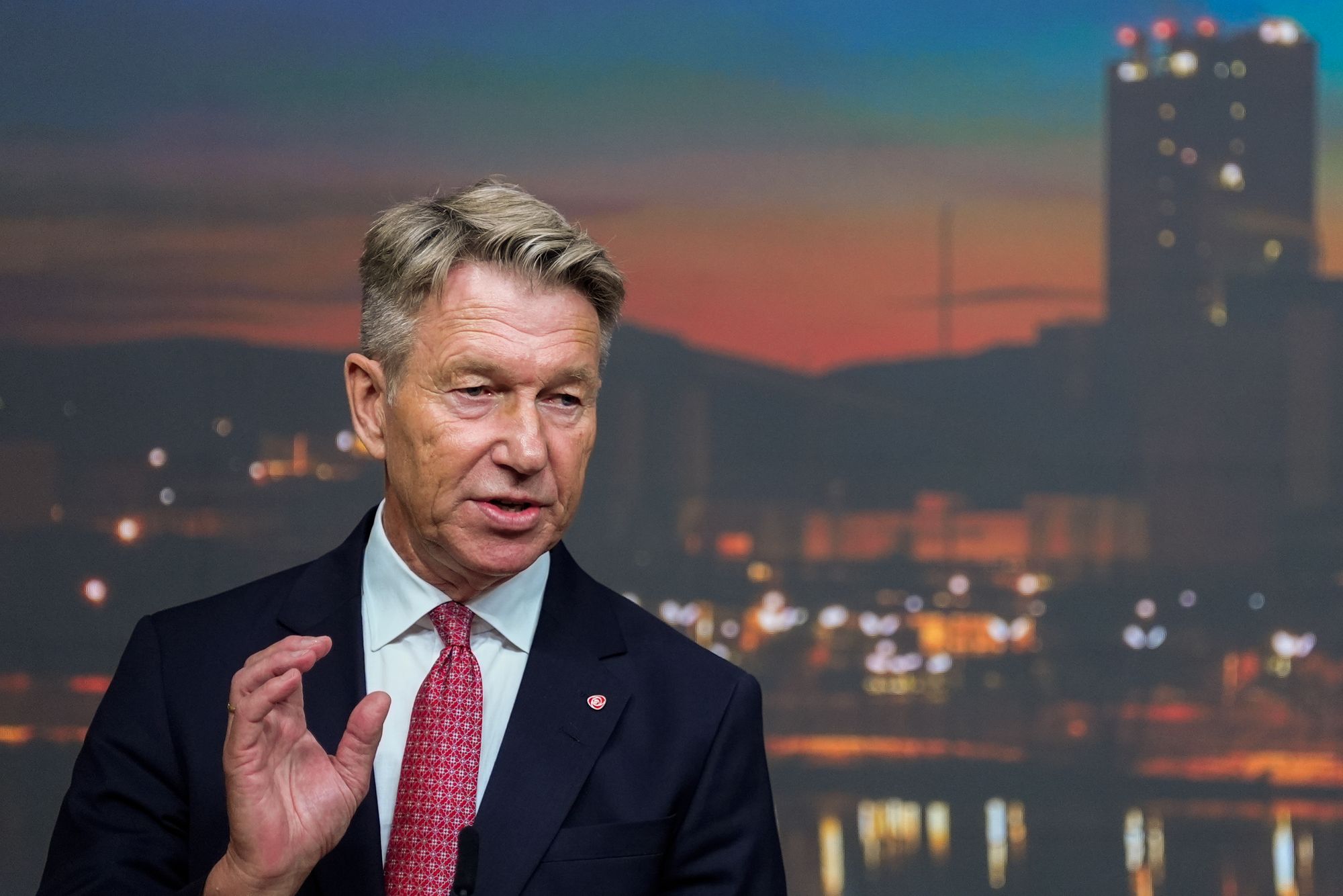 – Det vi er opptatt av, er å sikre at den datasenterindustrien som er strategisk viktig i nasjonal sammenheng, får etablert seg, sier energiminister Terje Aasland. Her er han under pressekonferanse fredag, om en rekke nye tiltak for raskere utbygging av kraft og strømnett i Norge.