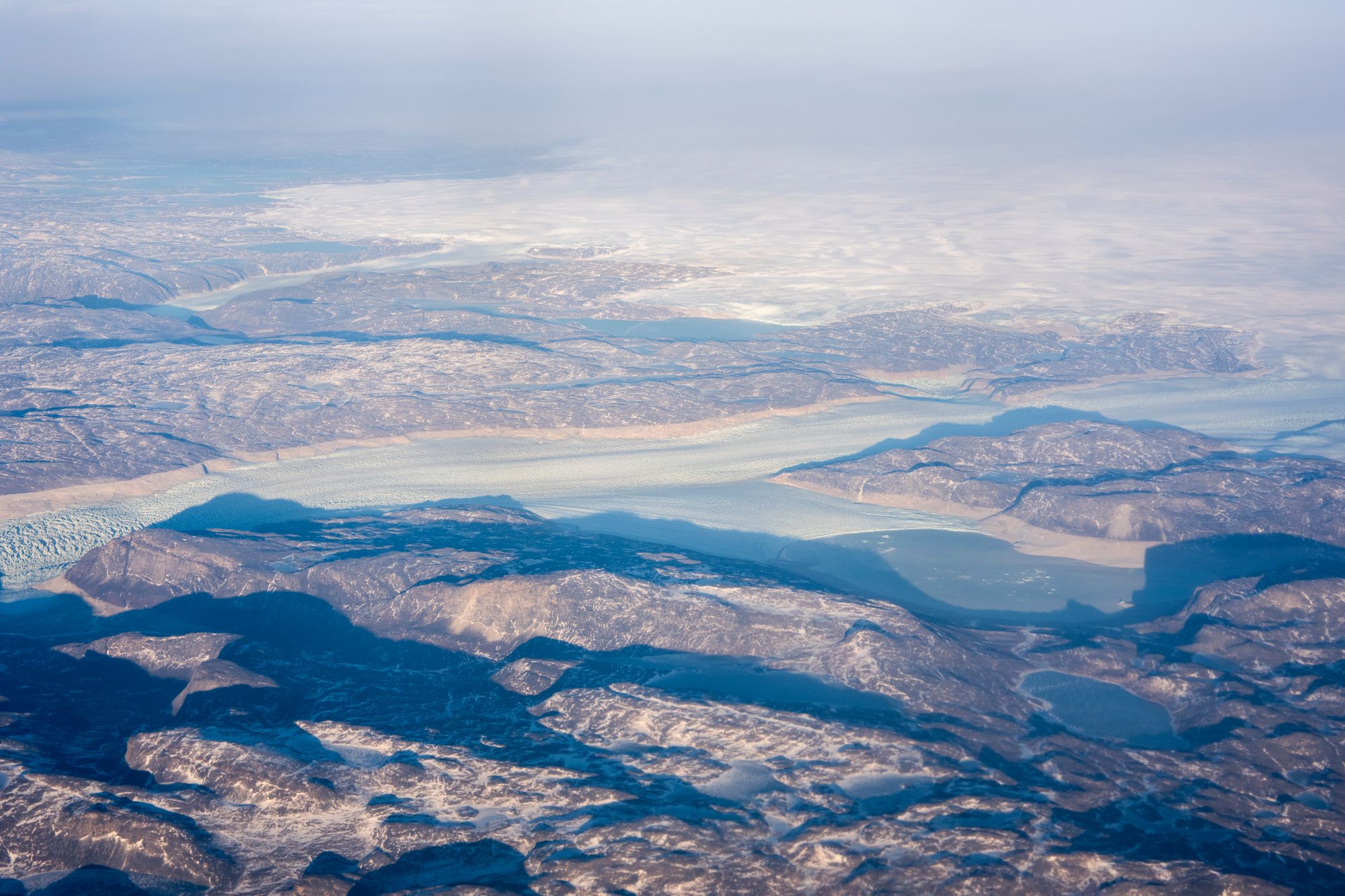 Selskapet Greenland Energy har allerede fraktet boreutstyr i land på Grønland, på tross av at lokale myndigheter har advart om at de mangler tillatelse.