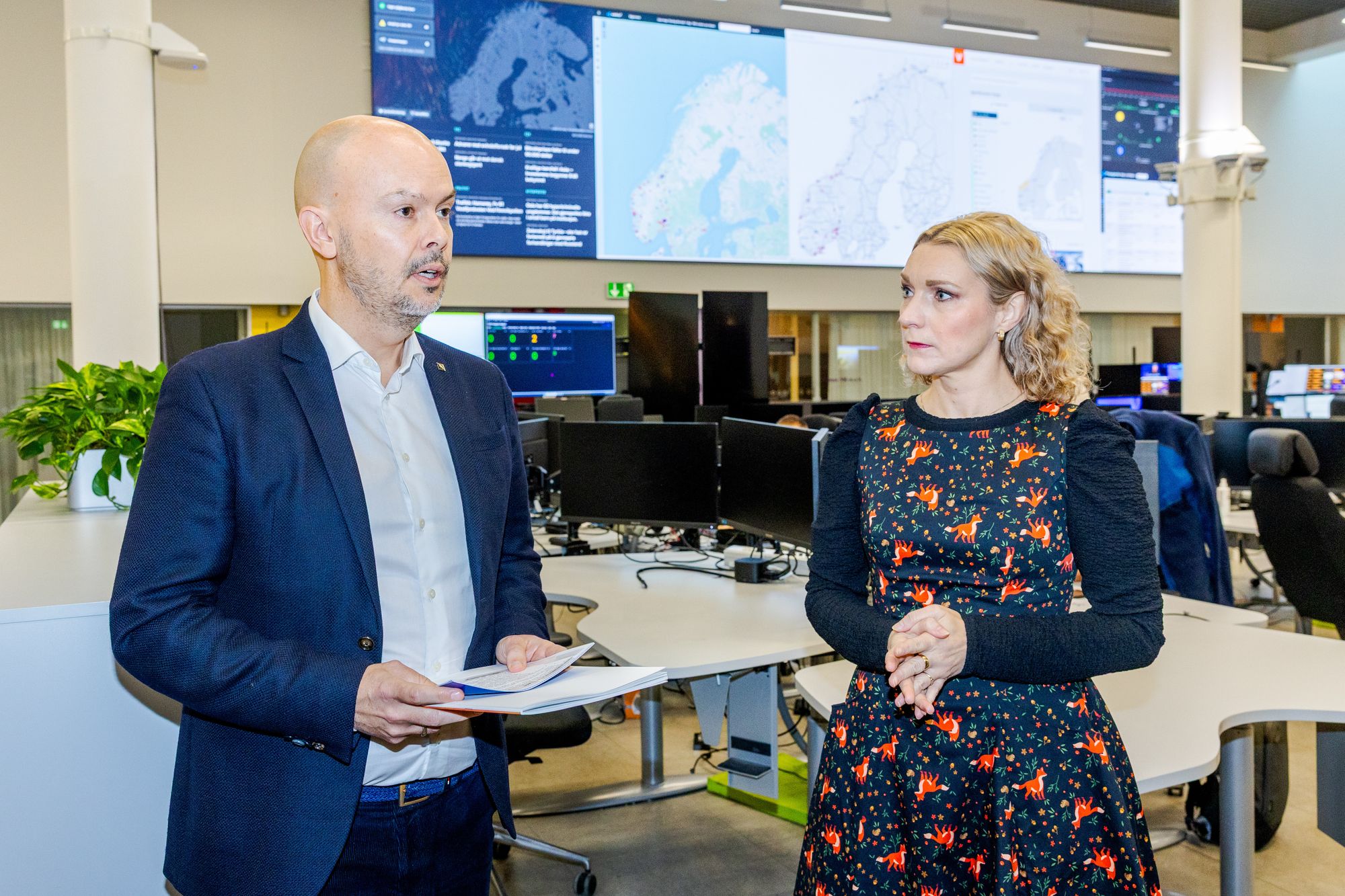 Et viktig tema i arbeidet vil være en mulig energimerkeordning for datasentre, sier Nkom-direktør John-Eivind Velure, her sammen med digitaliserings- og forvaltningsminister Karianne Tung.