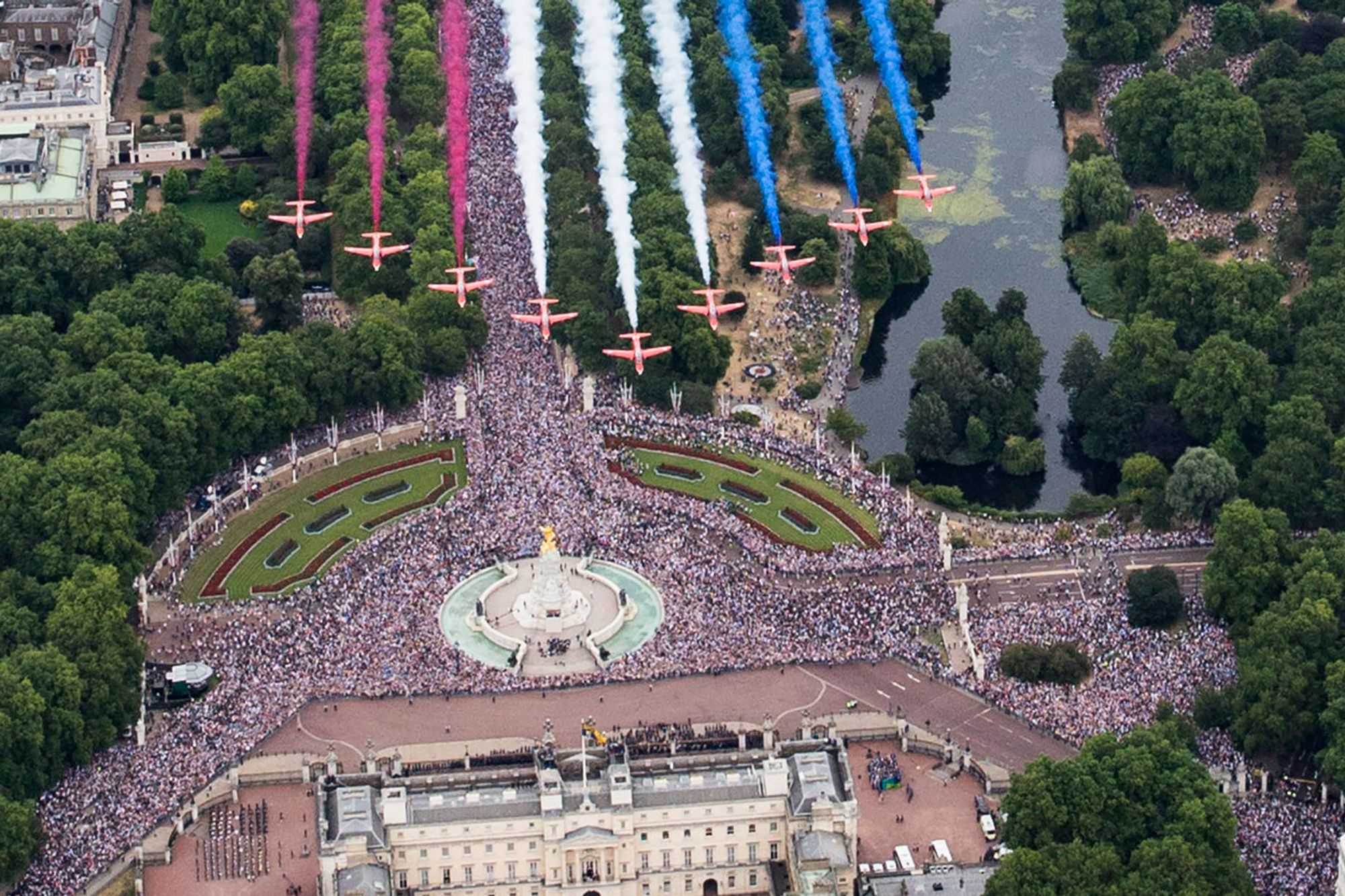 Her flyr Red Arrows over Buckingham Palace i London i forbindelse med feiringen av Royal Air Forces hundreårsjubileum i 2018.