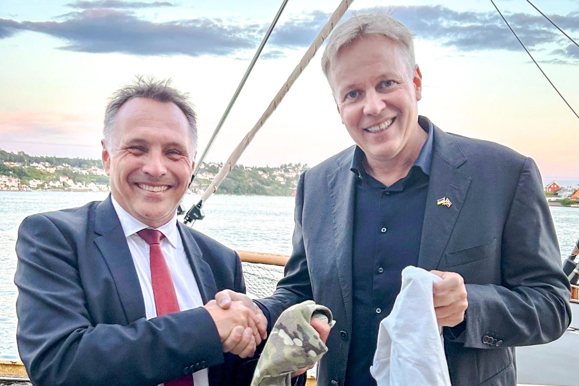 Forsvarsminister Tore Sandvik møtte Rune Jomaas, daglig leder i Watchbird, under Arendalsuka for ett år siden. Foto: Forsvarsdepartementet