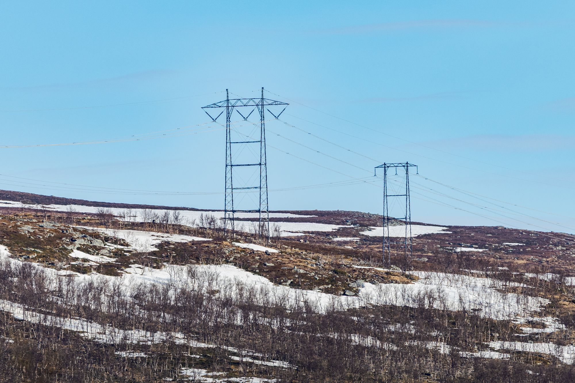 Kraftlinjer i Nord-Norge. Det skal bygges mye nytt nett frem til 2035, men ikke nok til å dekke etterspørselen, ifølge en rapport.