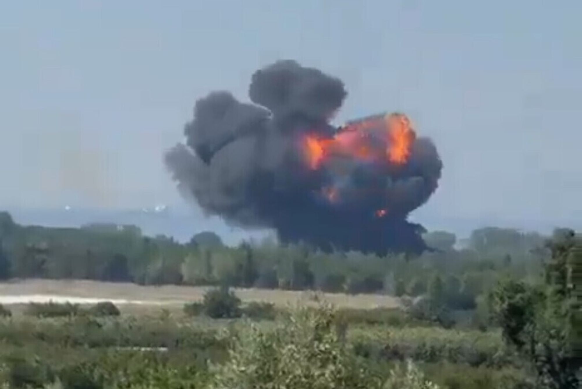 Ildkulen etter at et tyrkisk F-16-fly traff bakken for andre gang 12. august 2026.