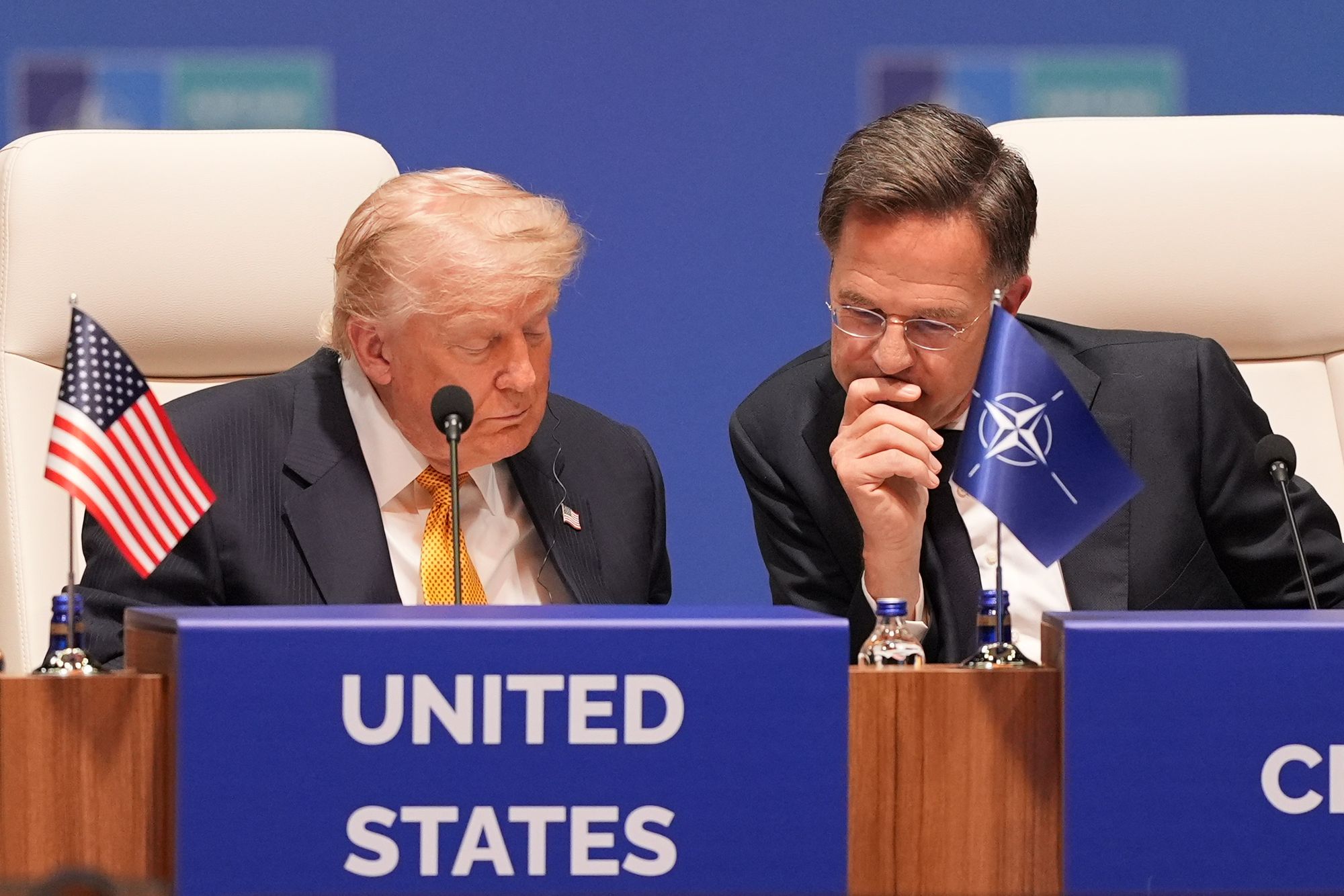 Flere Nato-land har reagert negativt på et brev fra USA som de oppfatter som et forsøk på å tvinges dem til å støtte Trumps utenrikspolitikk i bytte mot amerikansk beskyttelse. Her Trump og Nato generalsekretær Mark Rutte under toppmøtet i Tyrkia i juli.