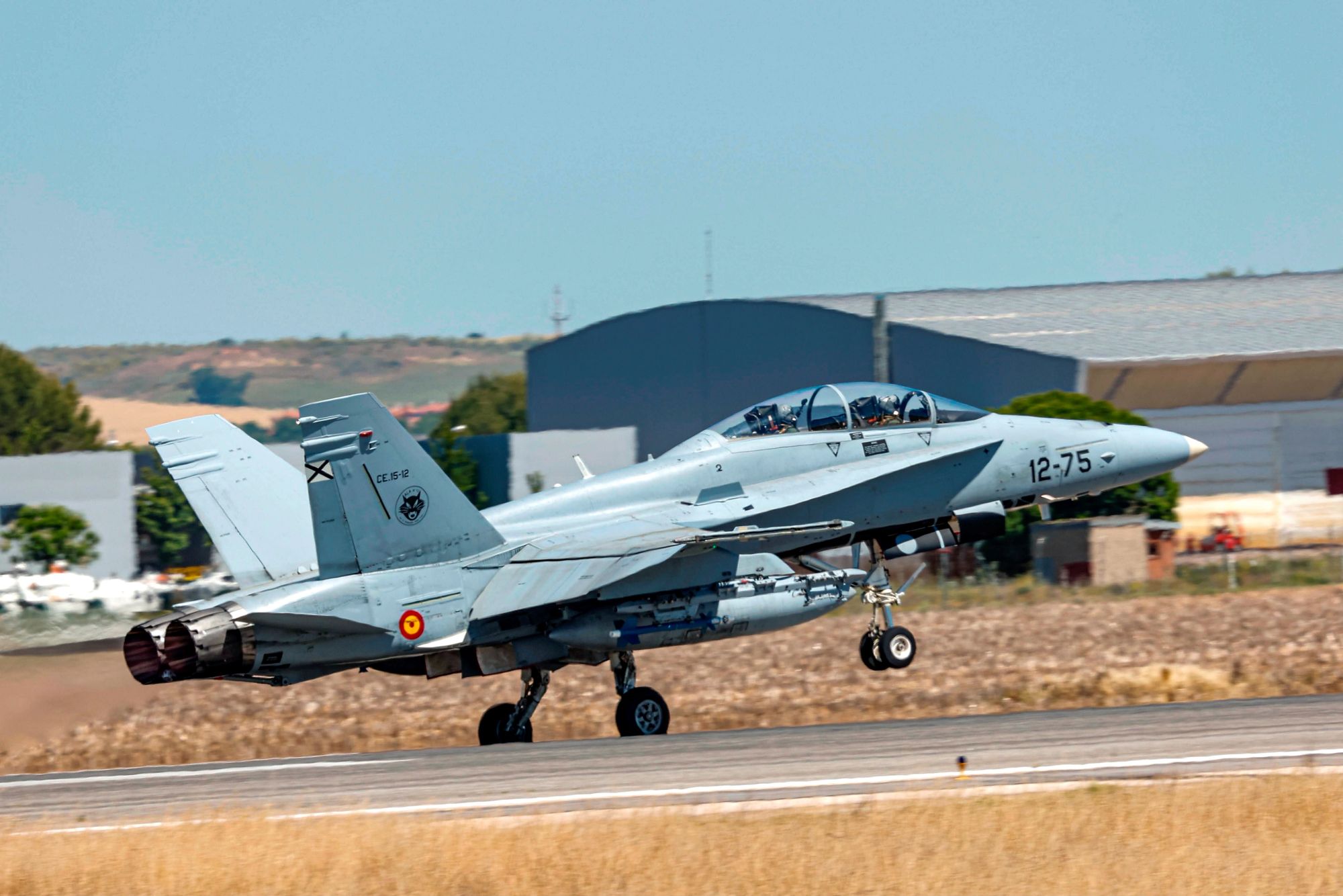 Et spansk F-18-fly tar av fra en flybase.