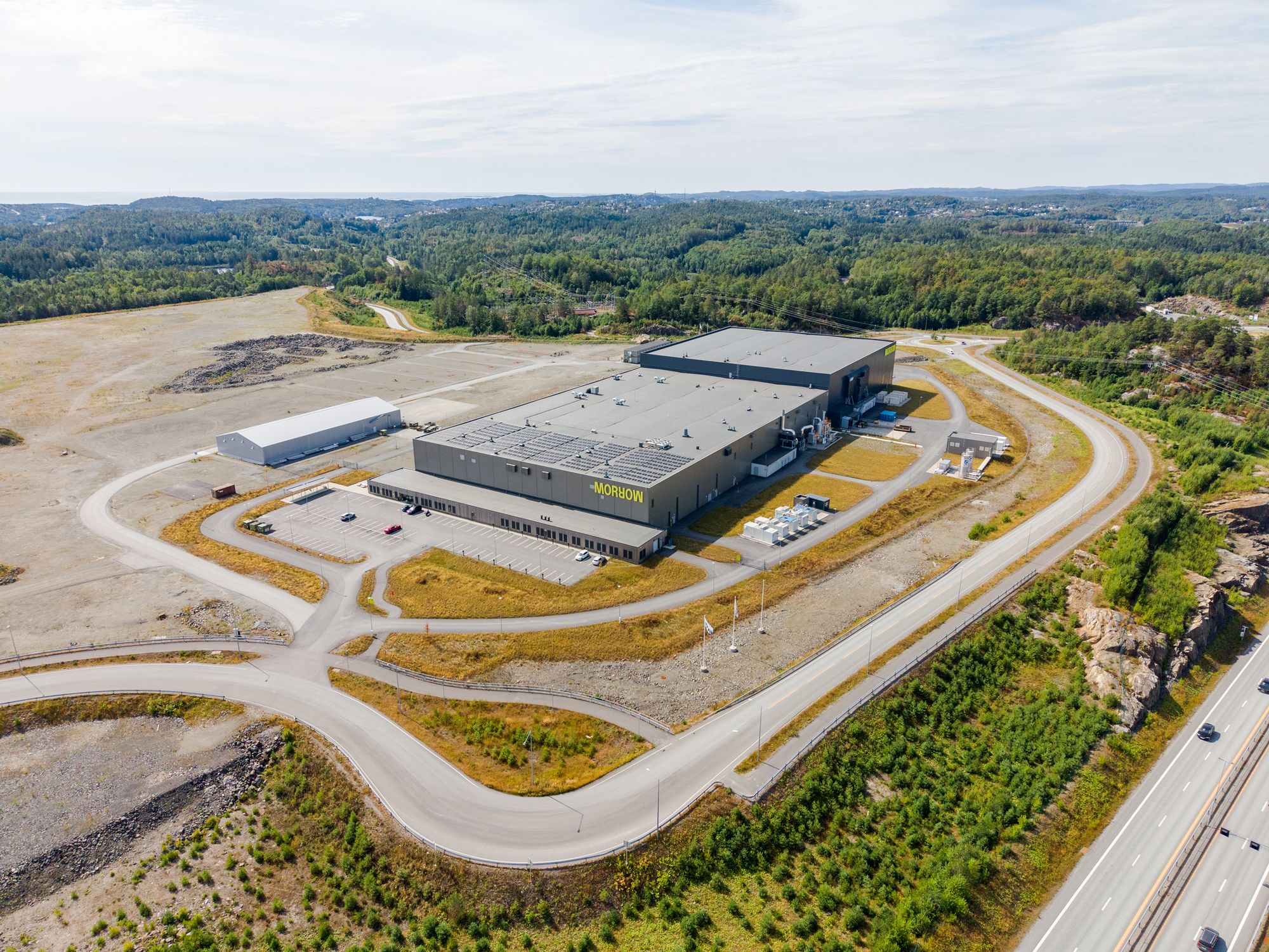 Morrows batterifabrikk i Arendal åpnet 16. august 2024. Dette bildet er tatt ganske nøyaktig to år senere.