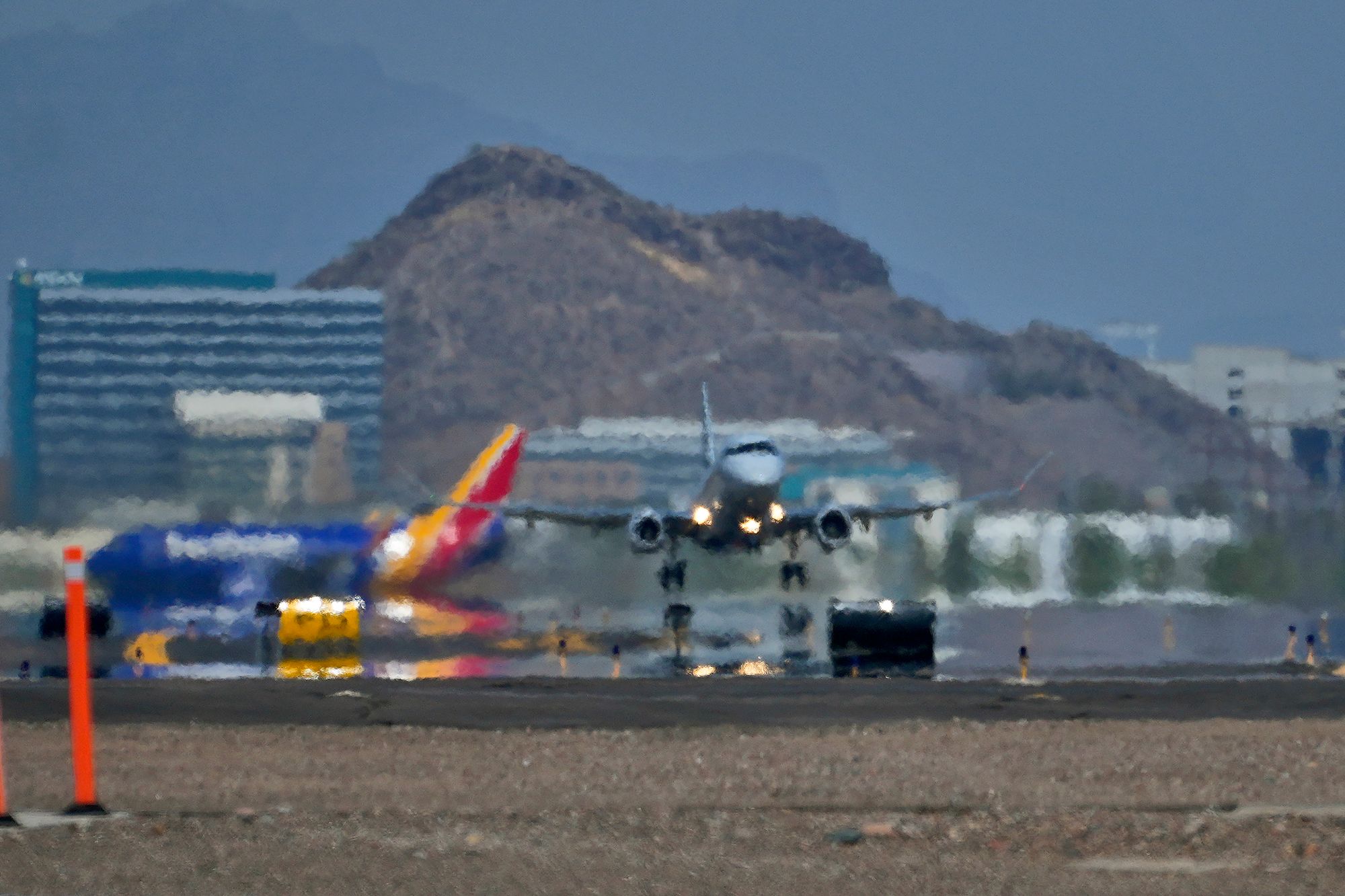 Sterk varme skaper utfordringer for flytrafikken, spesielt når den kommer som uventede hetebølger. Flyet på bildet tar av fra Sky Harbor International Airport i Phoenix i Arizona, der det ofte er svært varmt.