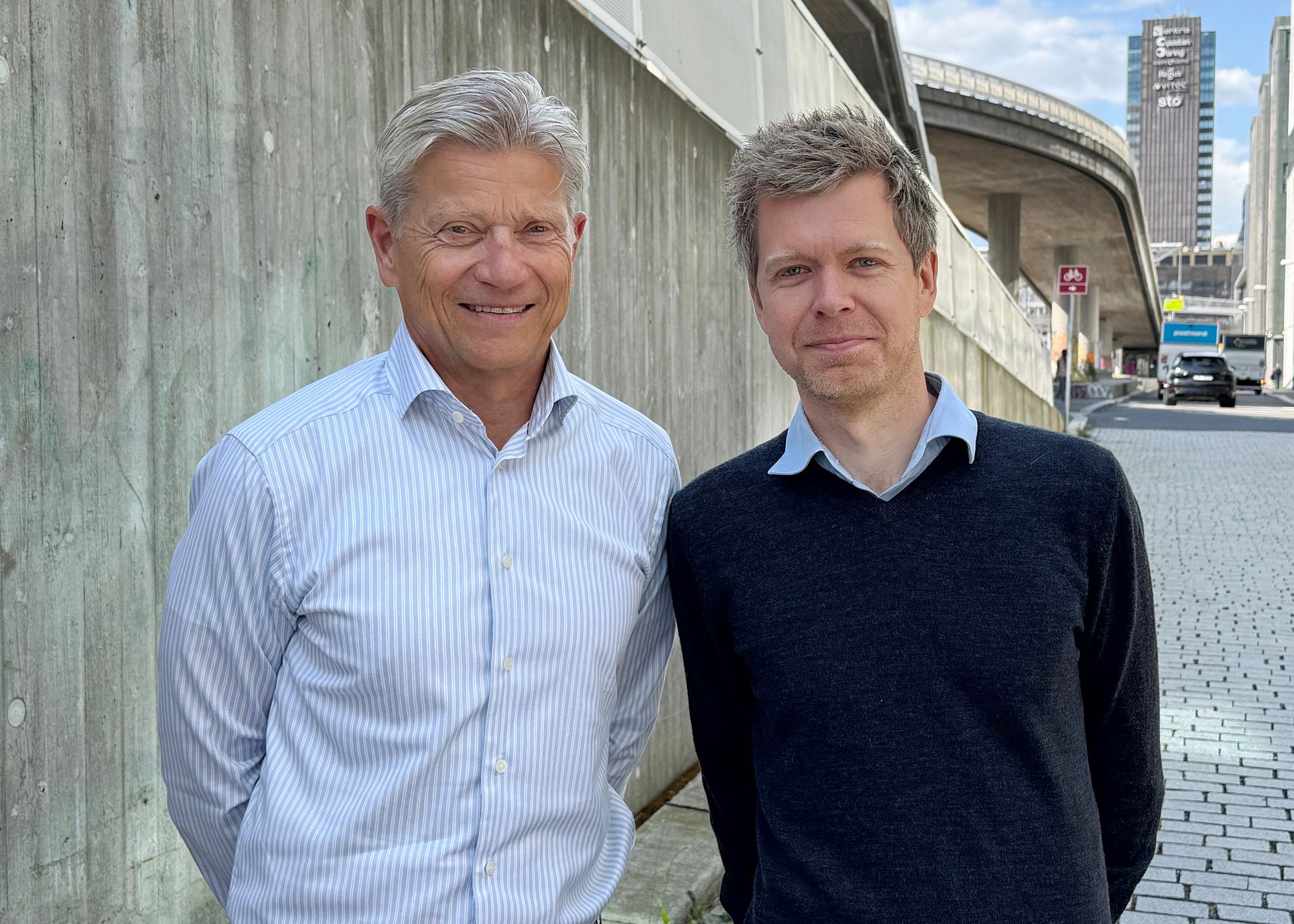 Roger Wold (t.h.) og Lars Berge i Bane Nor jobber med å henholdsvis kartlegge og utbedre feil på jernbanen. 
