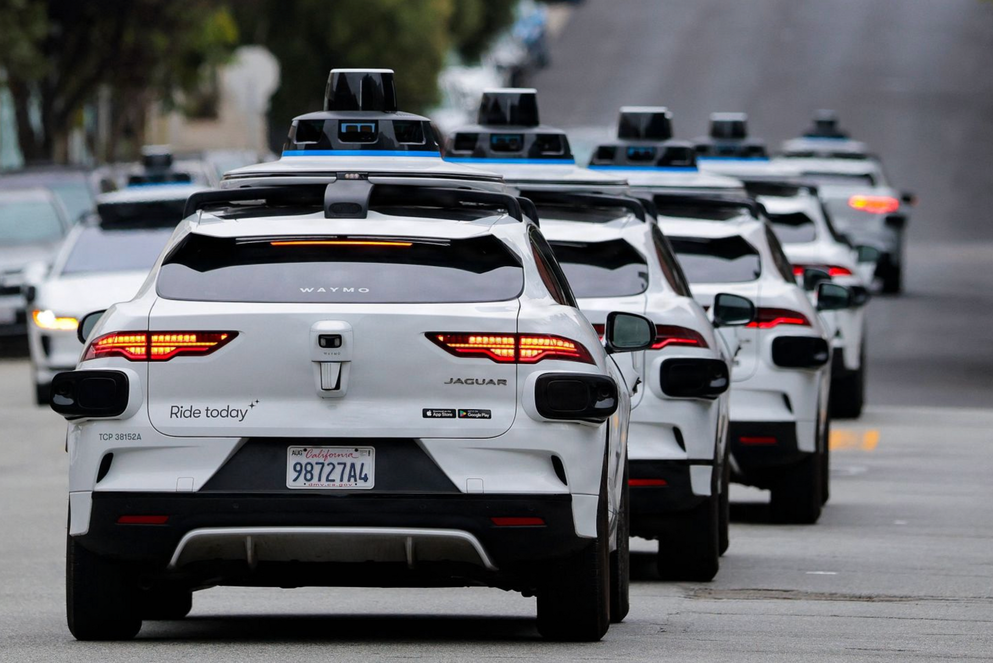 En rekke Waymo-robotaxier på vei gjennom North Beach i San Francisco i California. Flere Waymo-kjøretøy ble tauet bort etter at selskapet opplyste at kjøretøyenes batterier gikk tomme mens de satt fast i tett trafikk under 4. juli-feiringene i San Francisco i år.