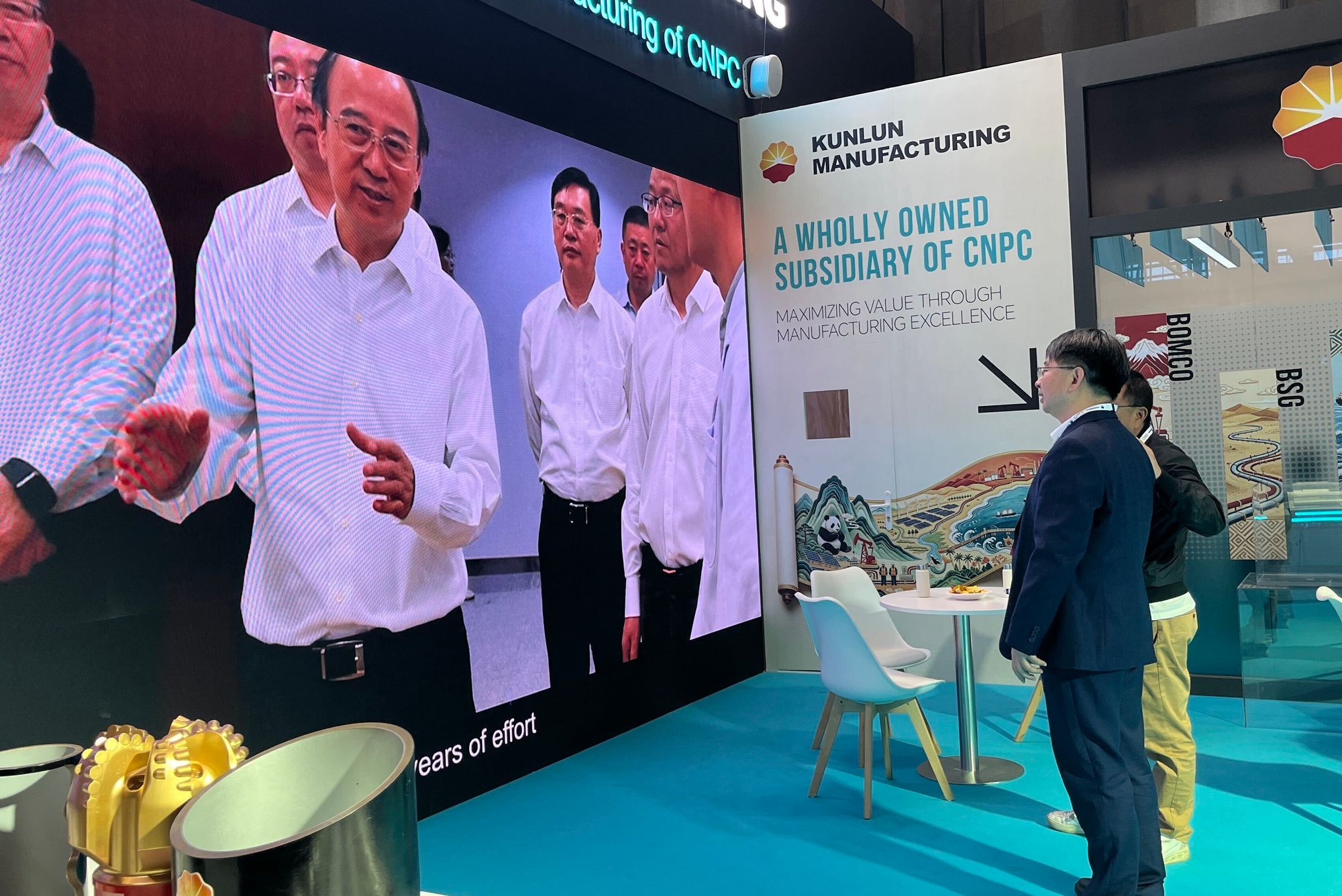 Det kinesiske selskapet China Petroleum Kunlun Manufacturing CO, Ltd har rigget seg opp i utstillerhallen under energimessen i Stavanger. Selskapet lager produksjonsutstyr til olje- og gassnæringen.