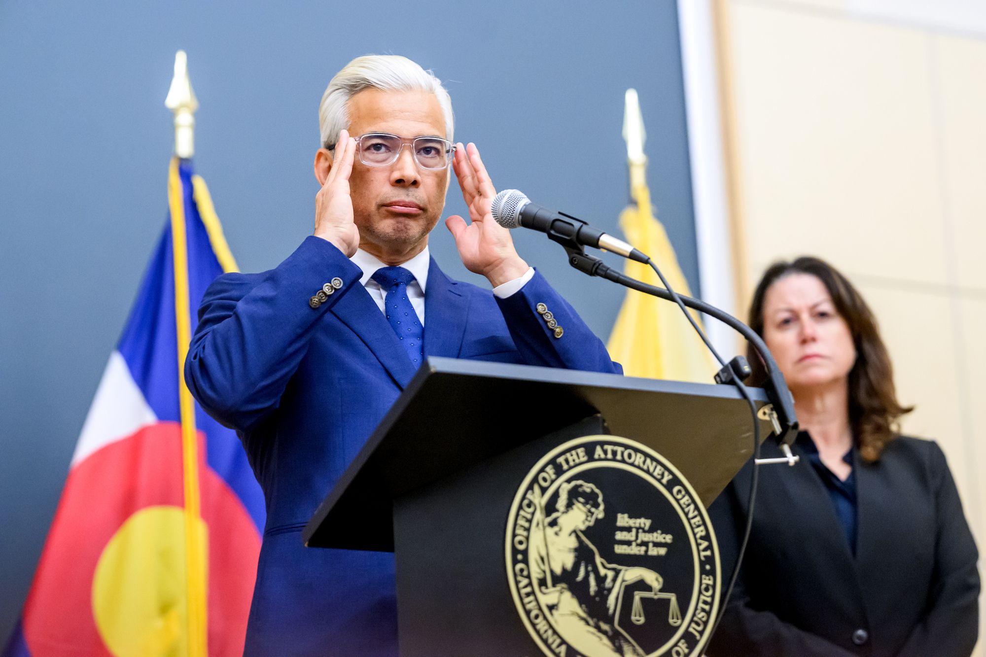 Californias justisminister Rob Bonta informere om rettssaken mot Meta sammen meed New Jerseys justisminister Jennifer Davenport.