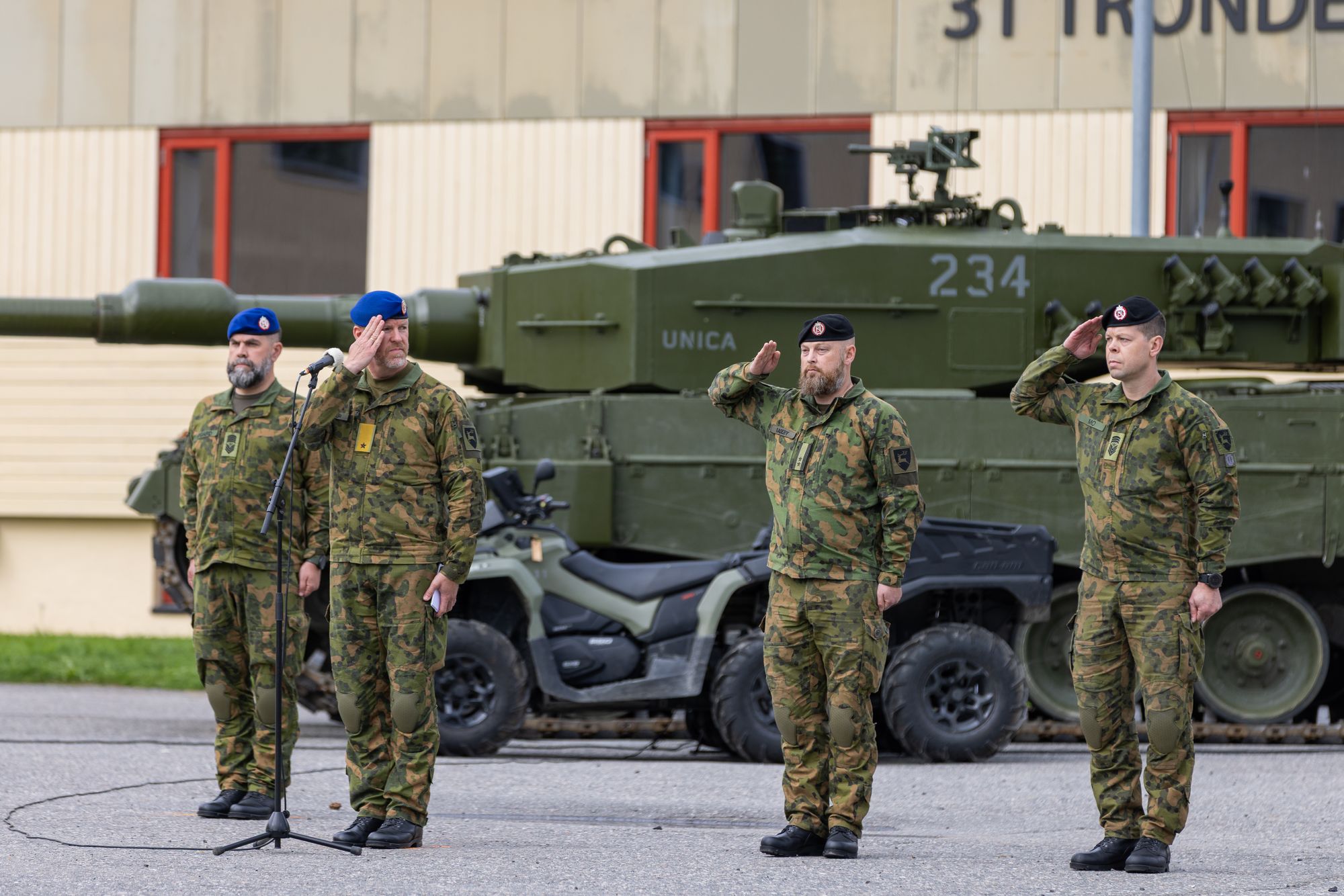 Oberstløytnant Sondre Friid Fladeby (i midten til høyre) blir Norderhov bataljon nye sjef. Her med Brigade nord-sjef Jørn Qviller (i midten til venstre).