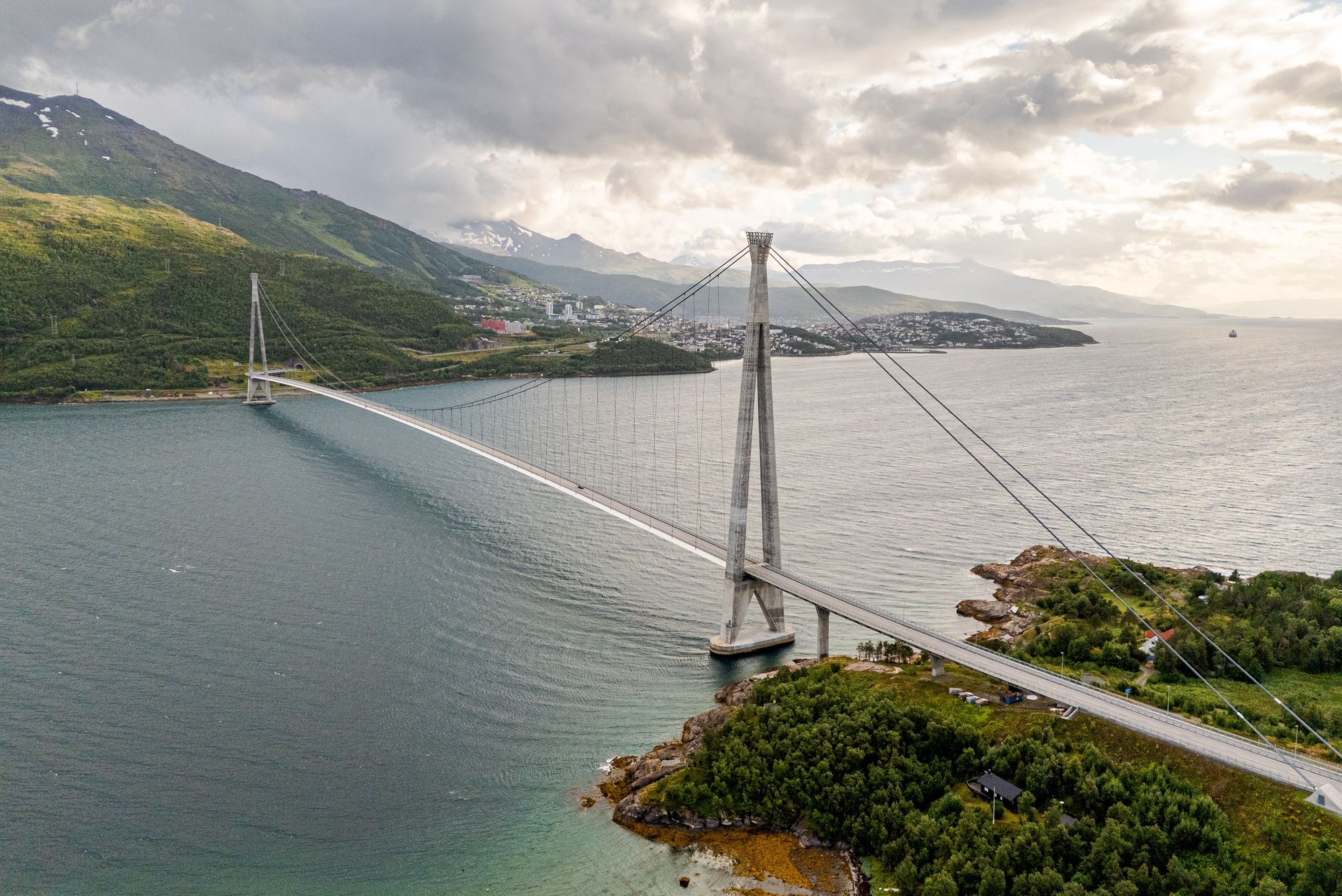 Hålogalandsbrua har vært rammet av asfaltproblemer i flere år. Nå strides Statens vegvesen og Nordasfalt om ansvaret for skader som oppsto på ståldekket under utbedringsarbeidene høsten 2025.