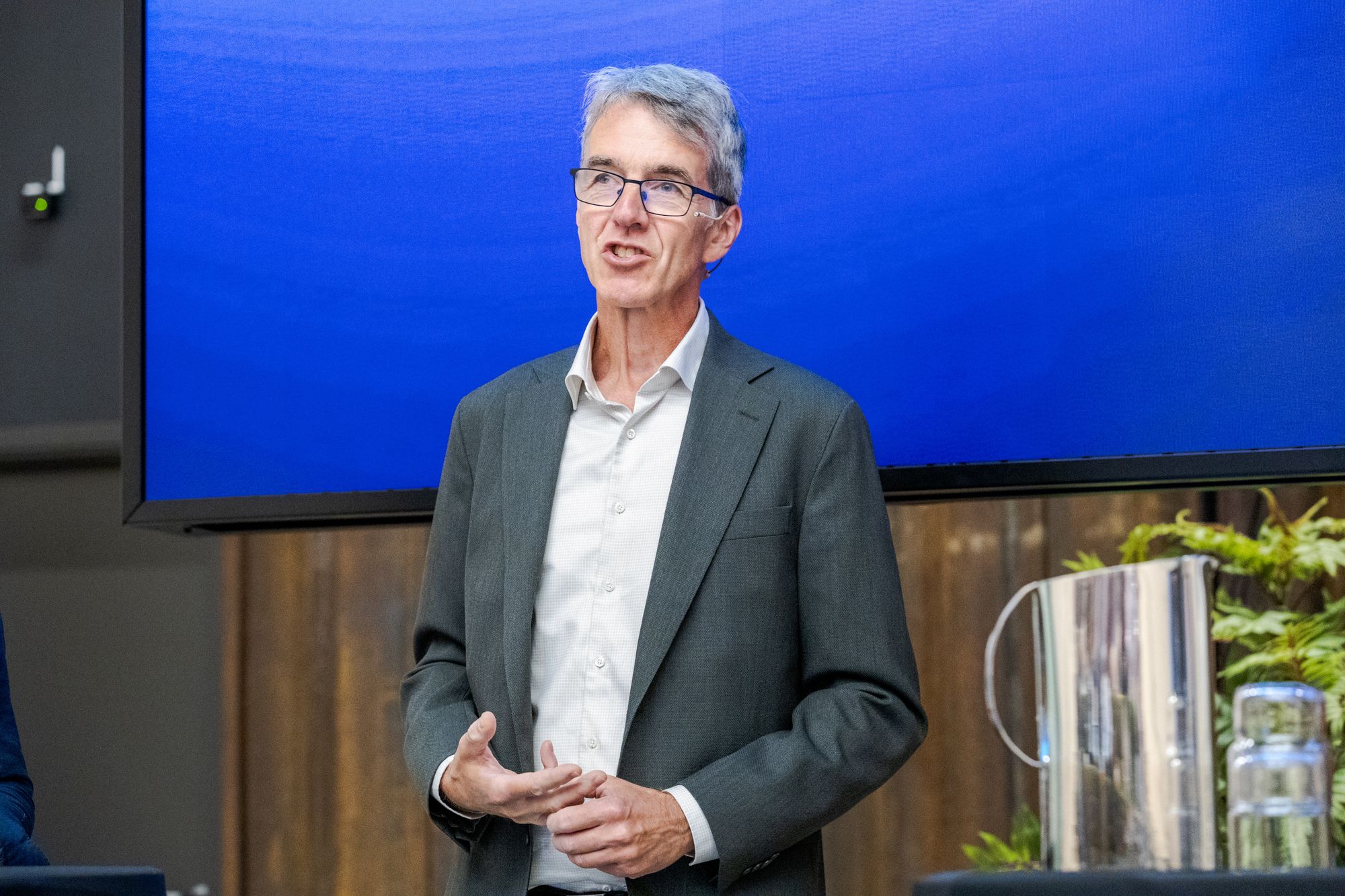 Fra venstre: Christian Rørholt Mo i Vy, Åsmund Mæhle i Jernbanedirektoratet, Martine Lysebo i Sporveien, Børge Nilsen og Birger Steffensen i Siemens under paneldebatten på Ulven i Oslo.
