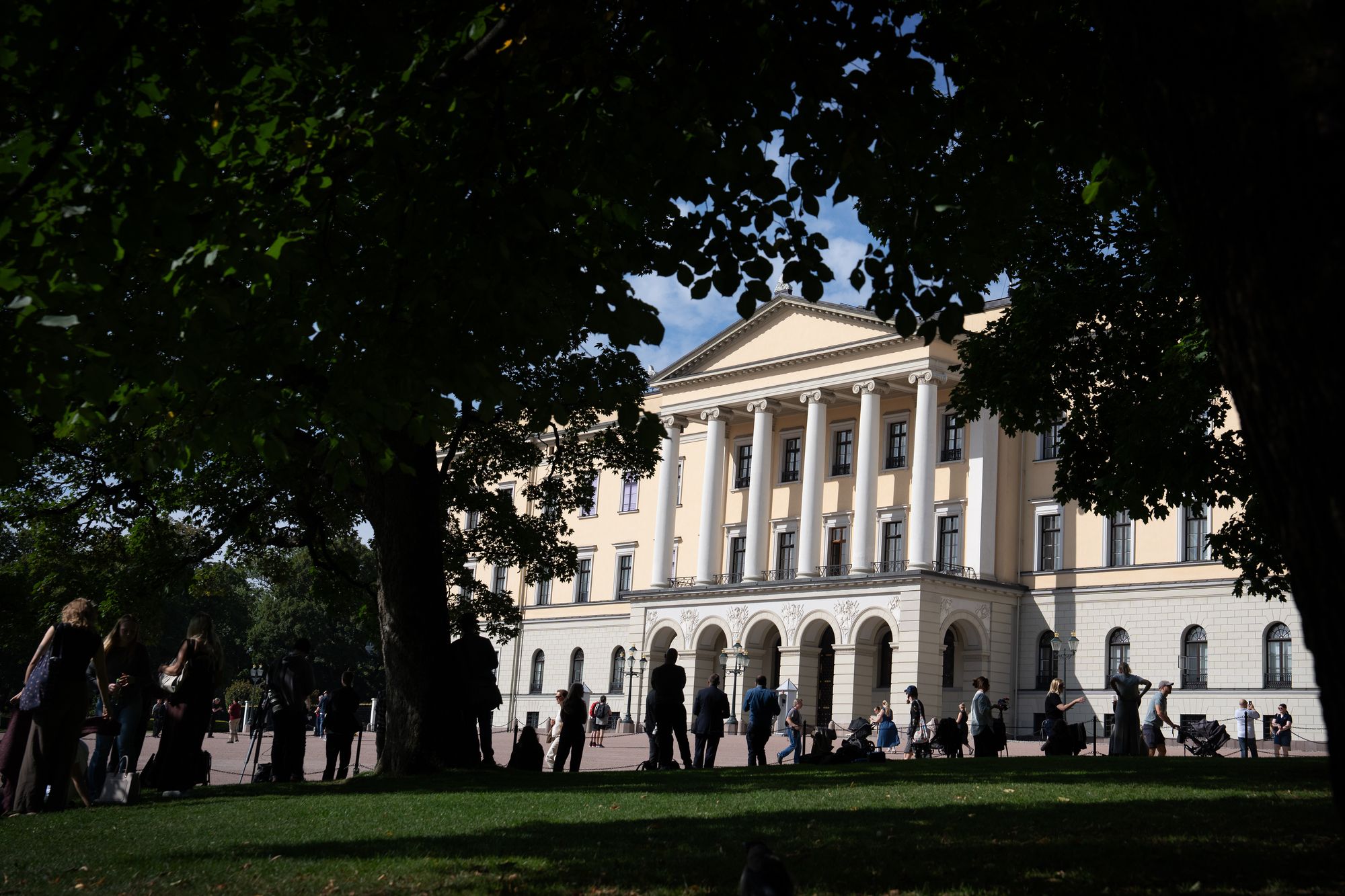 Regjeringen har kommet med en veileder for den nasjonale sørgeperioden. Her er fem av statsrådene på Slottsplassen etter det ekstraordinære statsrådet fredag.