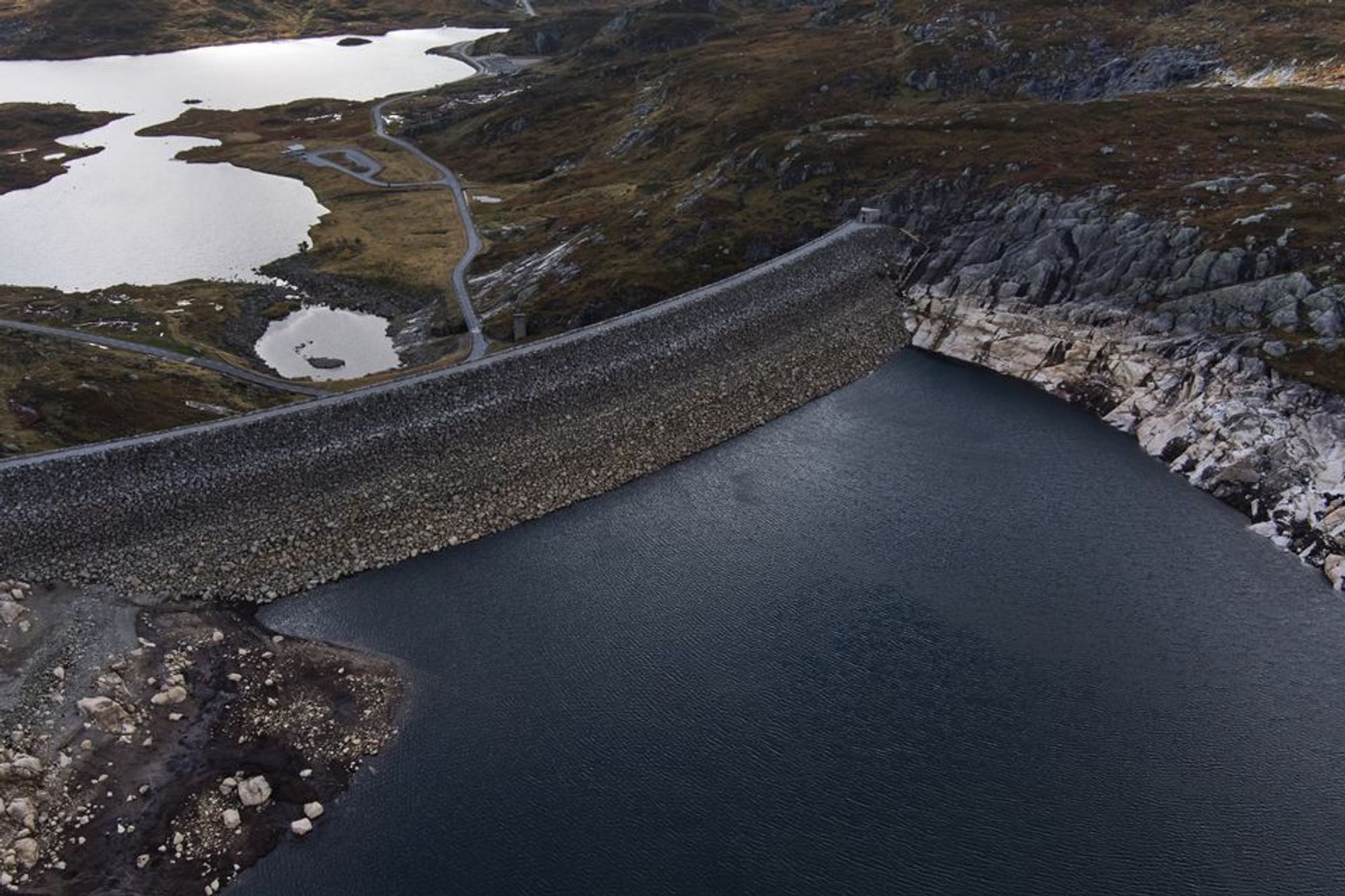 Vannstanden er lav i mange av landets vannmagasiner. I Midt-Norge ser NVE seg nødt til å gå hardere til verks for å holde oversikt over situasjonen.