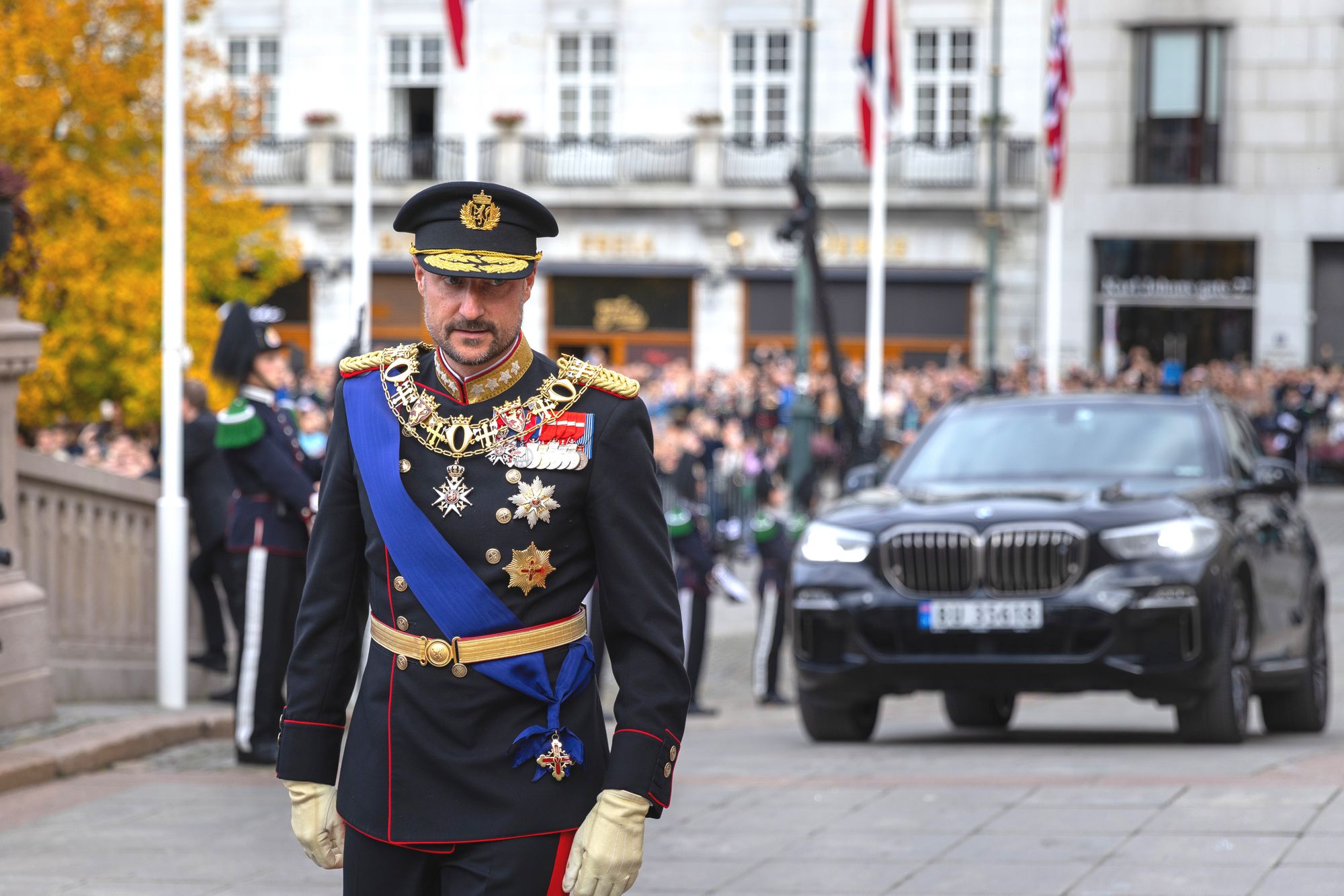 Kong Haakon på vei inn til Stortinget før åpningen i fjor. 
