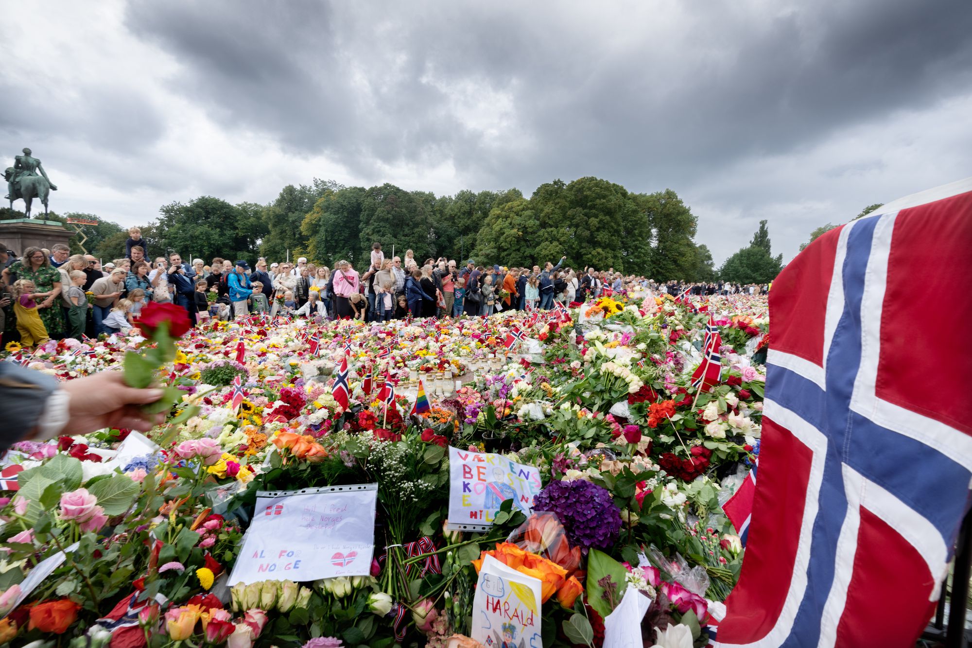 Sørgende nordmenn har strømmet til Slottet de siste dagene for å vise sin respekt til den avdøde kongen. På selve gravferdsdagen ventes det gjester fra fjær og nær i det som kan bli norgeshistoriens største politioperasjon.