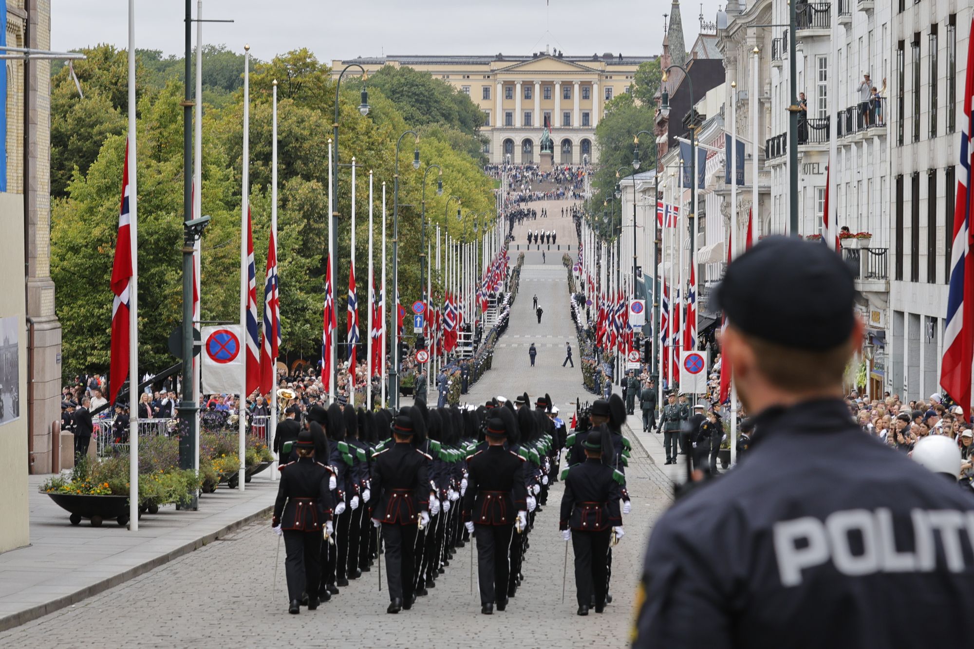 Tusenvis av soldater marsjerte opp Karl Johan før edsavleggelsen tirsdag. Foto: Arash A. Nejad