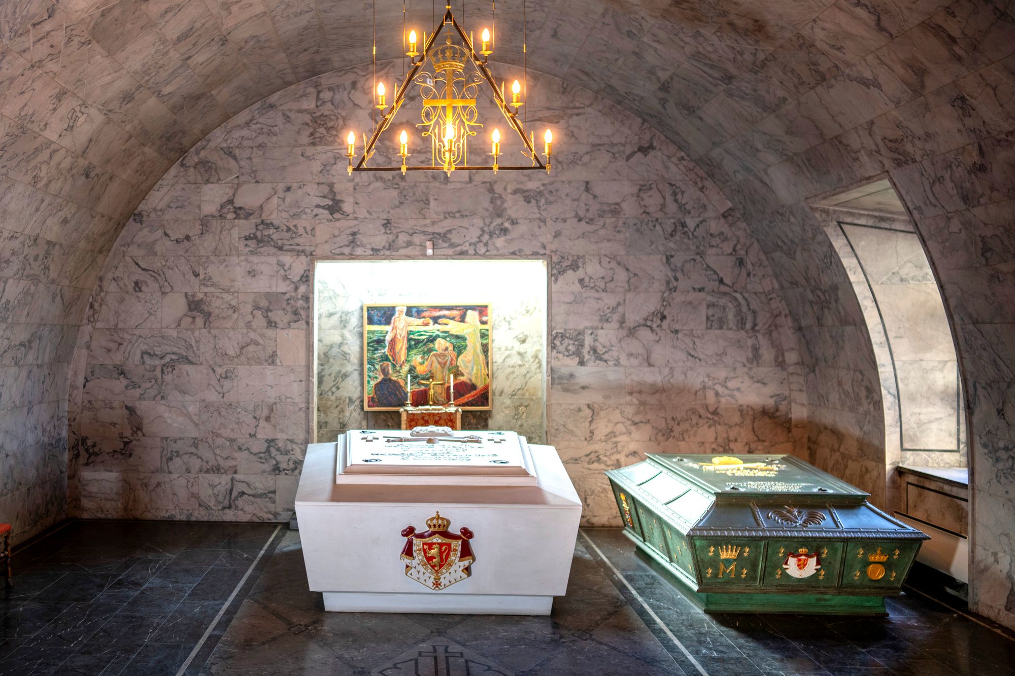 Sarkofagen til kong Harald og dronning Sonja skal stå til venstre for sarkofagen til kong Haakon og dronning Maud, som er i hvit marmor i det kongelige mausoleet i under Slottskirken på Akershus festning. Kong Olav og kronprinsesse Märtha er stedt til hvile i en sarkofag i grønn bronse.