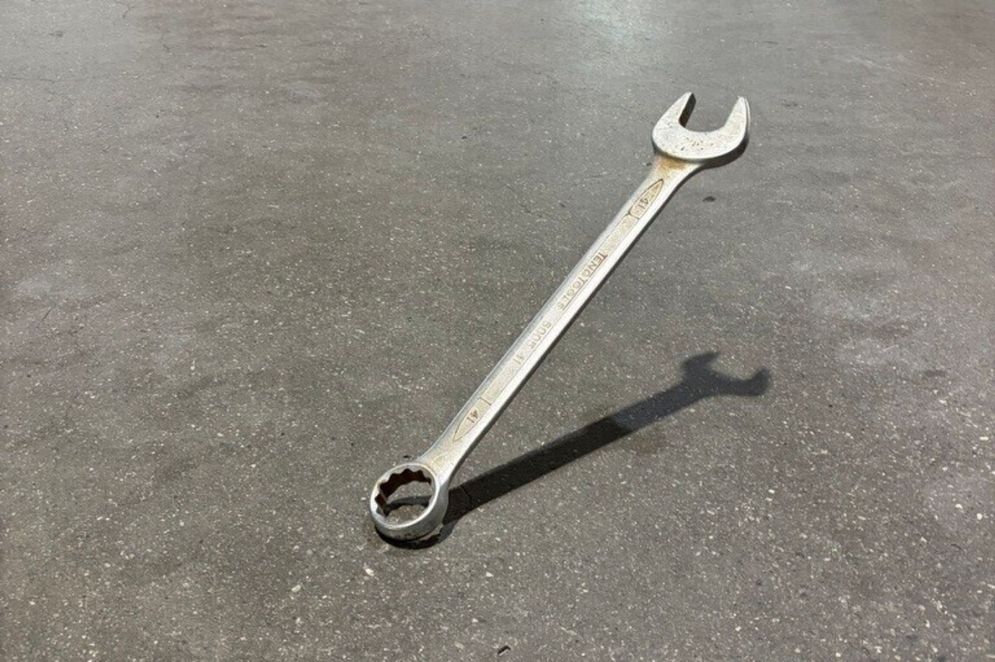 Fabrikksjef Arne Martin Kjærland på Hydro Karmøy er fornøyd med tingenes tilstand – tross uromomenter for fremtiden.