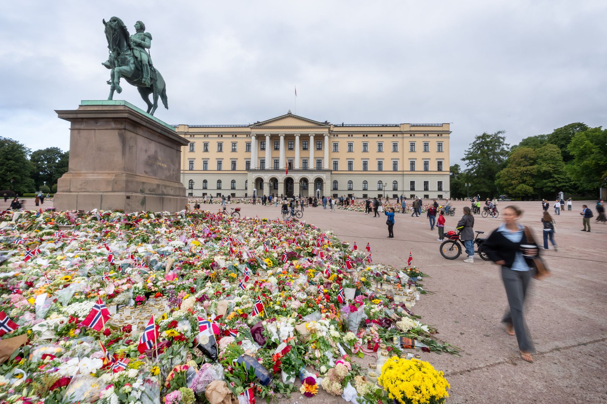 Slottsplassen har blitt fylt av blomster i etterkant av kong Haralds dødsfall.