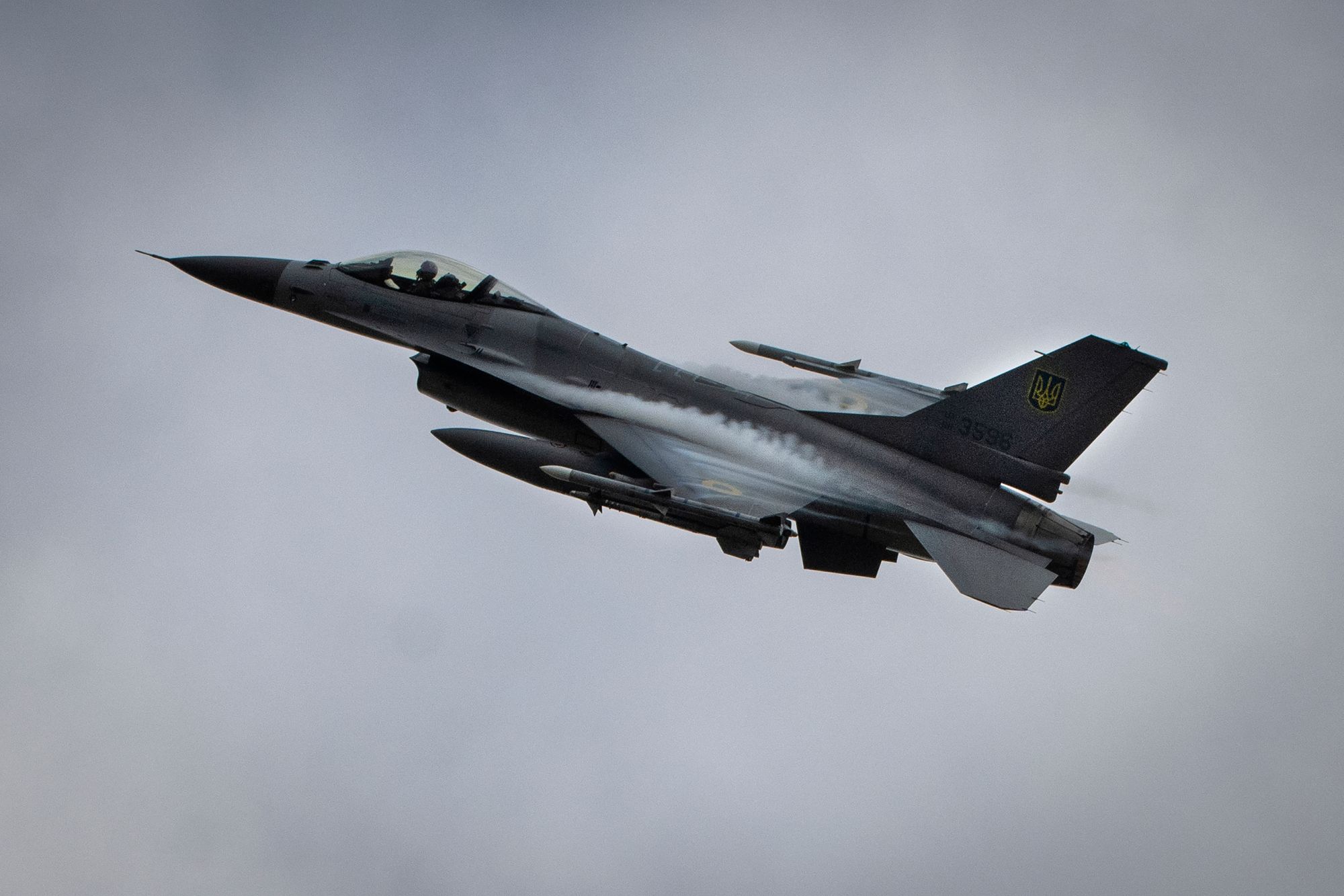 Dette ukrainske F-16-flyet er godt utrustet med missiler, men bildet er fra 2024. Dette er blant flyene som Danmark har donert til Ukraina.
