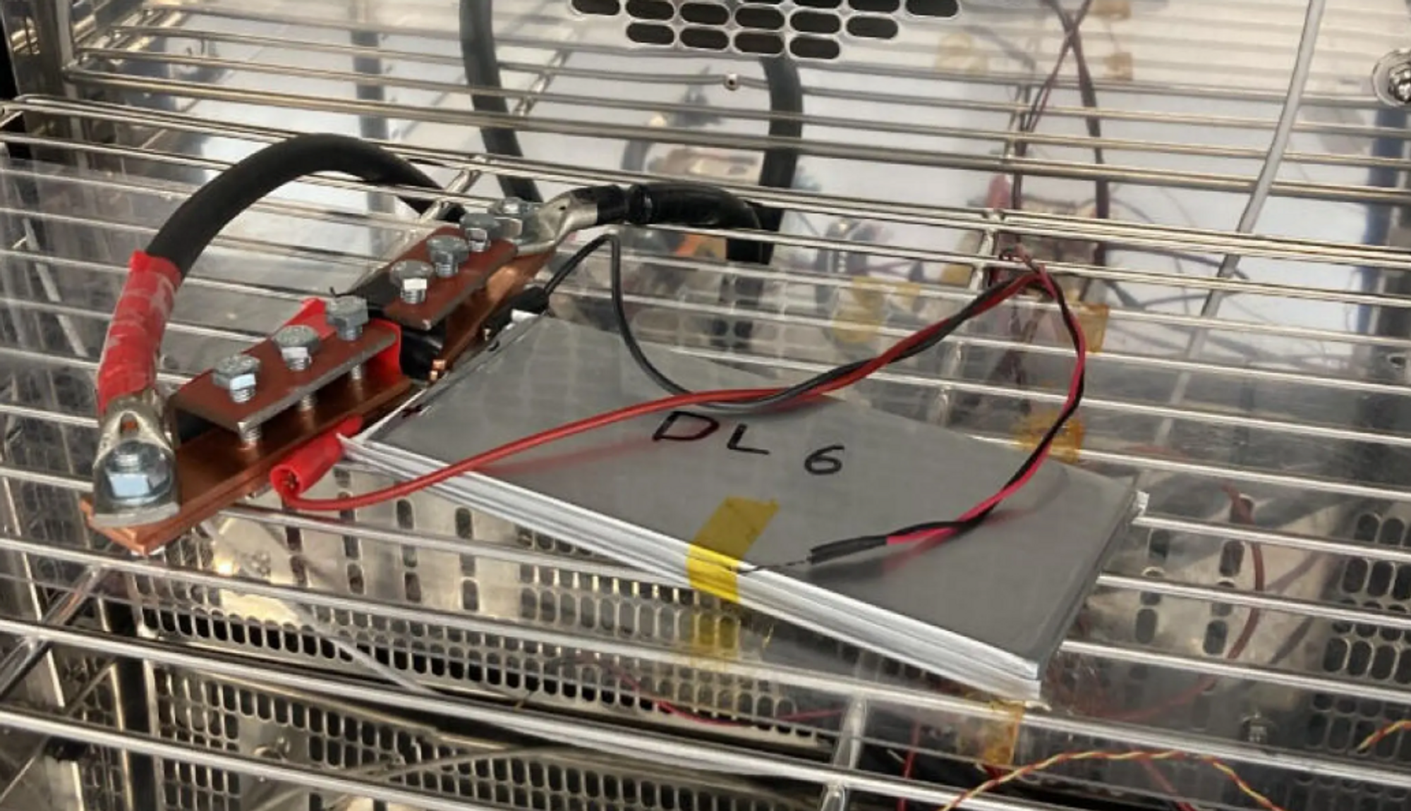 En battericelle fra «generasjon 1,5» under testing av energitetthet. 
