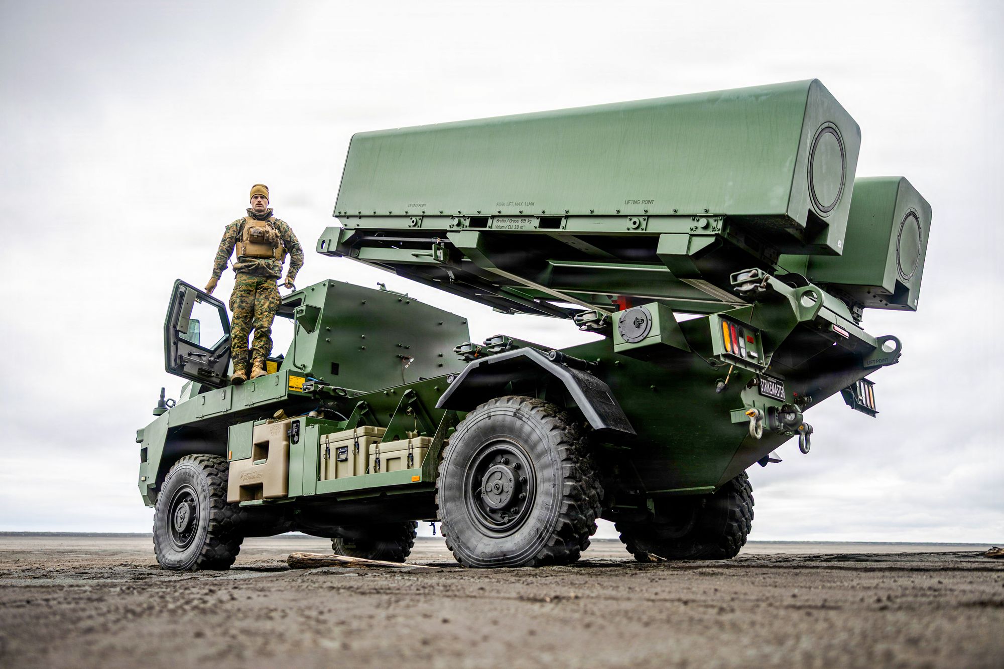 En stabssersjant i USAs 10th Marine Regiment i står i døra på det mobile antiskipsystemet Strikemaster under øvelsen Atlantic City i månedsskiftet august/september 2026.