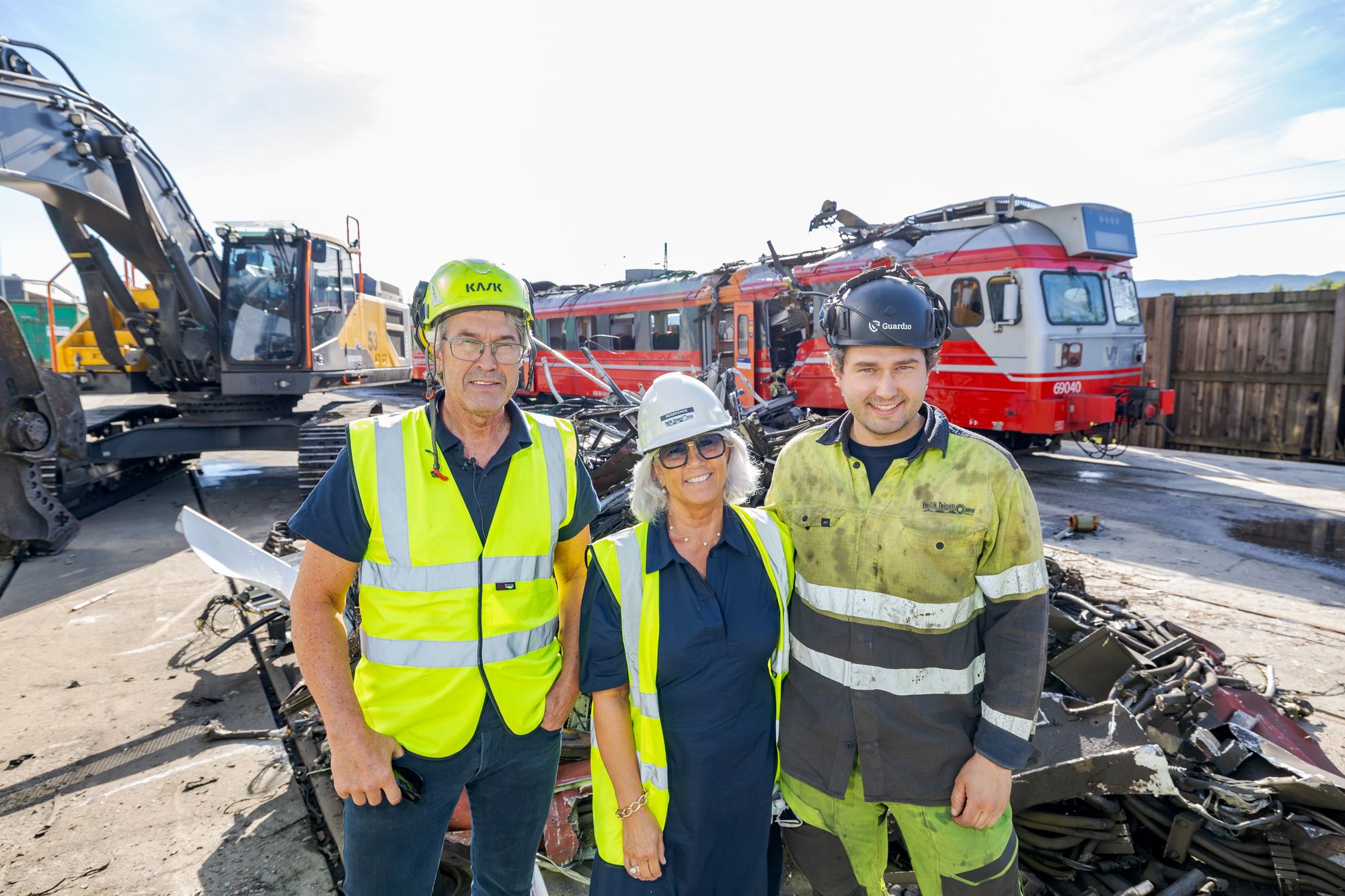 HOKKSUND 20260831
Hellik Teigen Gruppen er en av landets største aktører innen gjenvinning av jern, metall og EE-avfall. De tar imot tog fra Norske tog som skal hugges opp. Idag var det type 69 om gikk i saksa og kvernen.
Navn kommer senere.