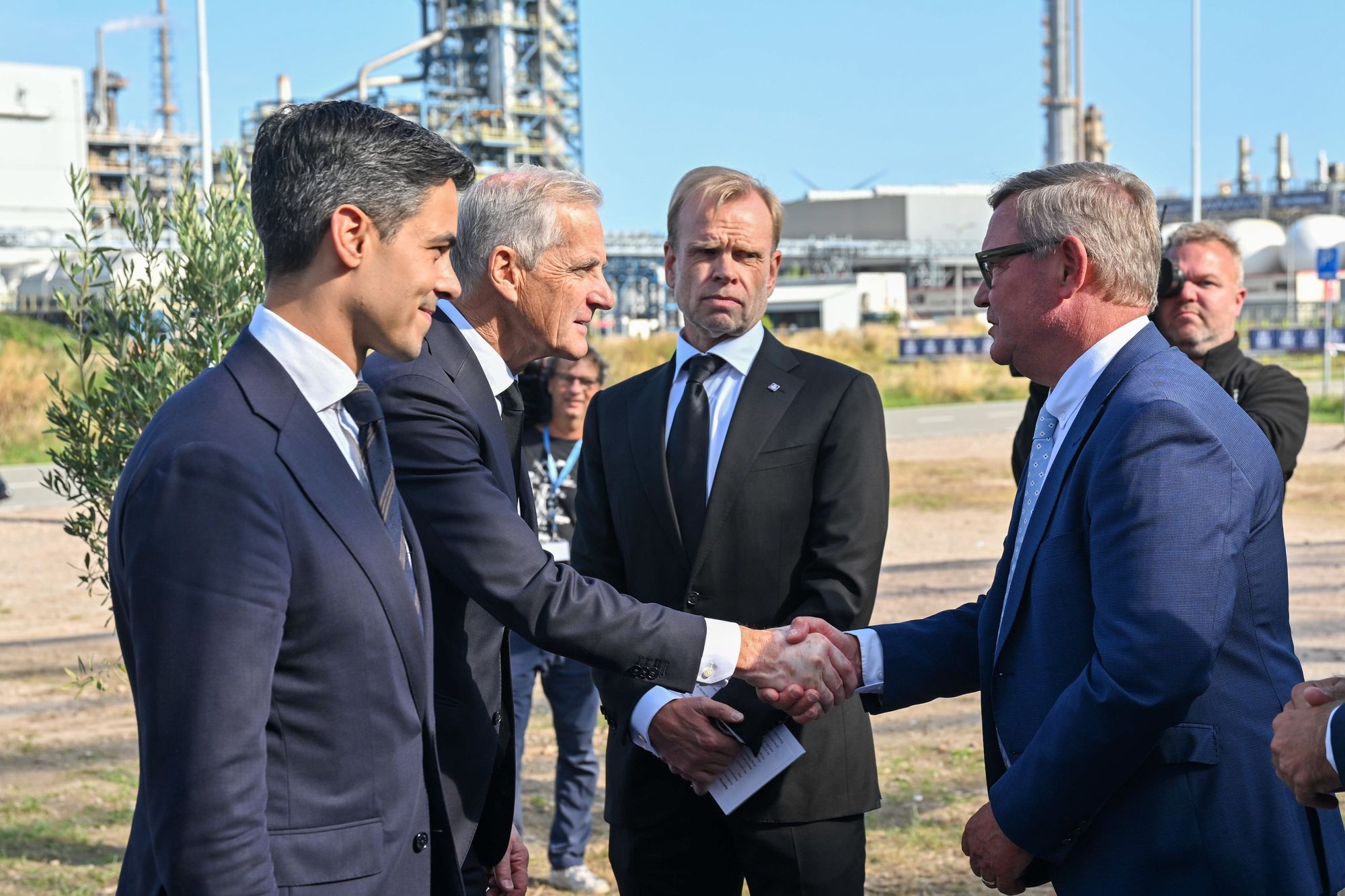 Jonas Gahr støre er med på åpningen av Yaras nye CO2-fangstanlegg i Nederland.