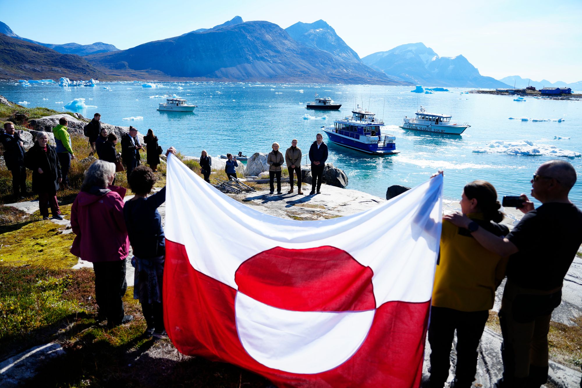 Danmarks utenriksminister Lars Løkke Rasmussen, til høyre, bekrefter på Facebook at avtalen om Grønland skal underskrives neste uke. Det er statsminister Mette Frederiksen (i midten) skal skrive under for Danmark.