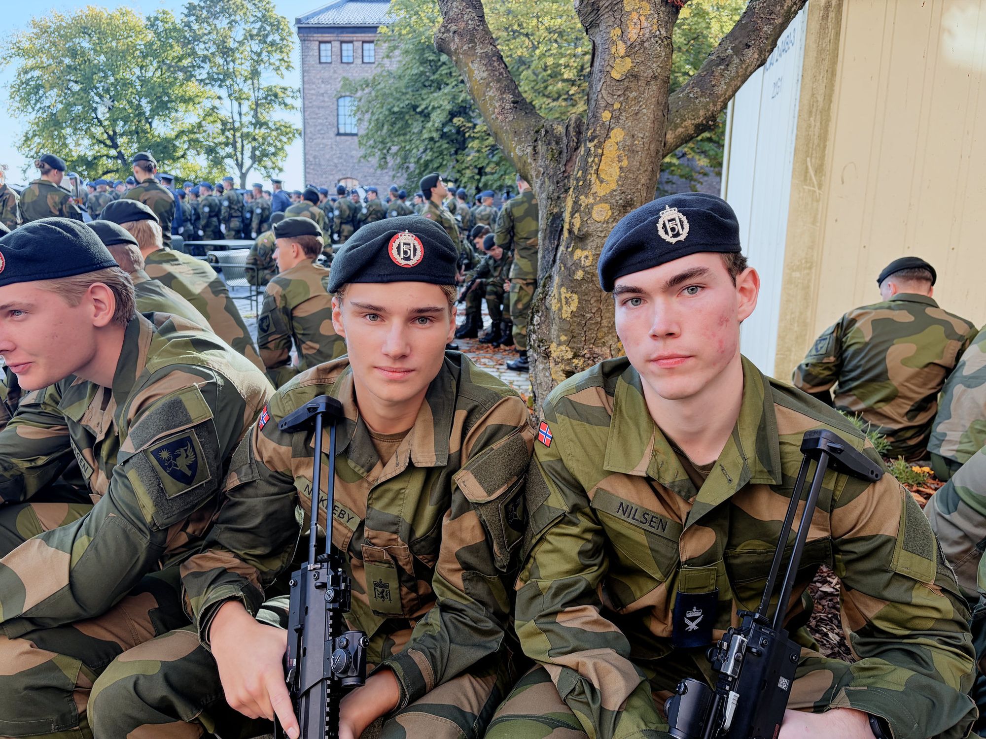 Soldater gjør seg klar til kongens gravferd på Akershus festning.
