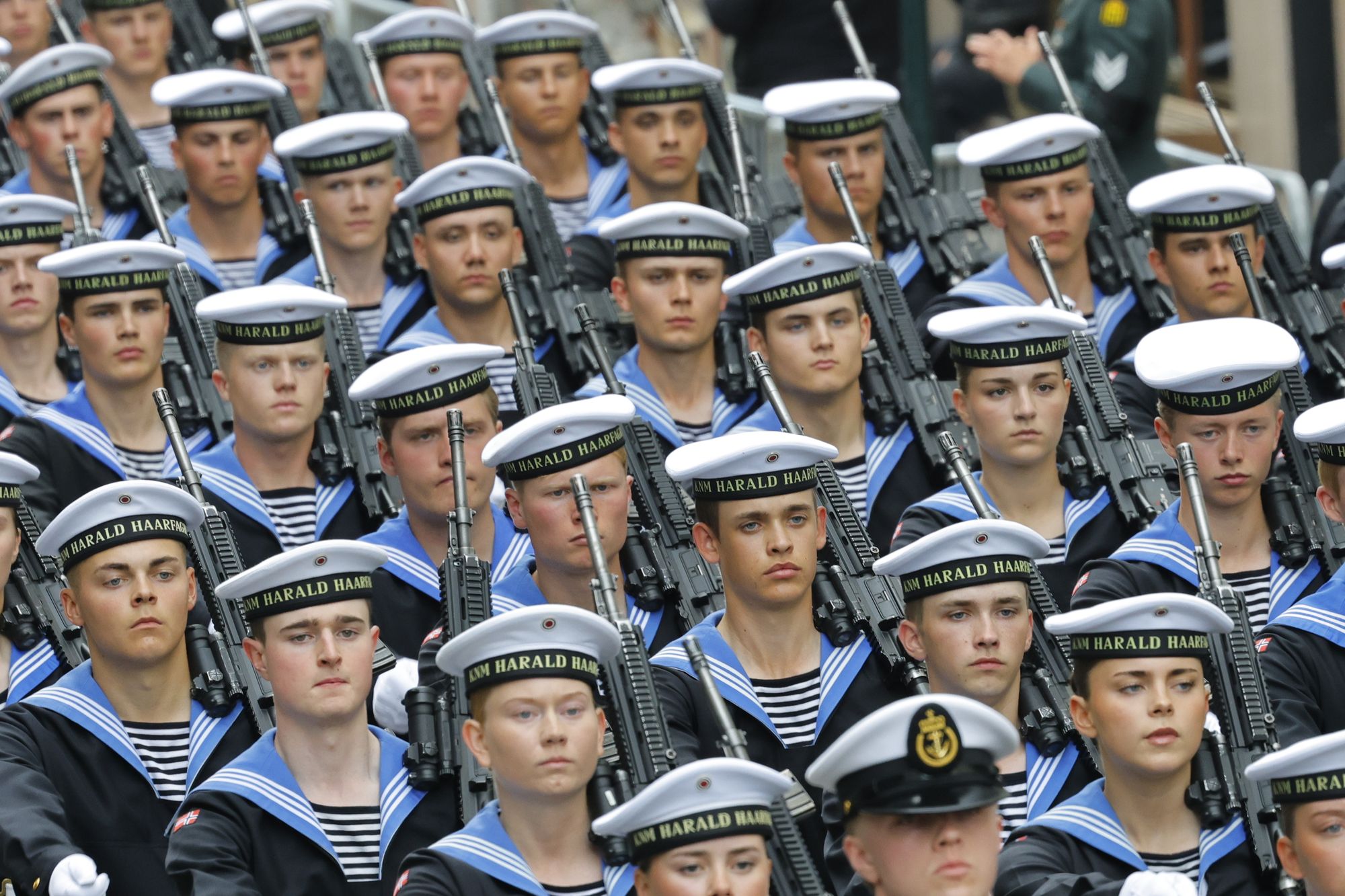 Soldater gjør seg klar til kongens gravferd på Akershus festning.