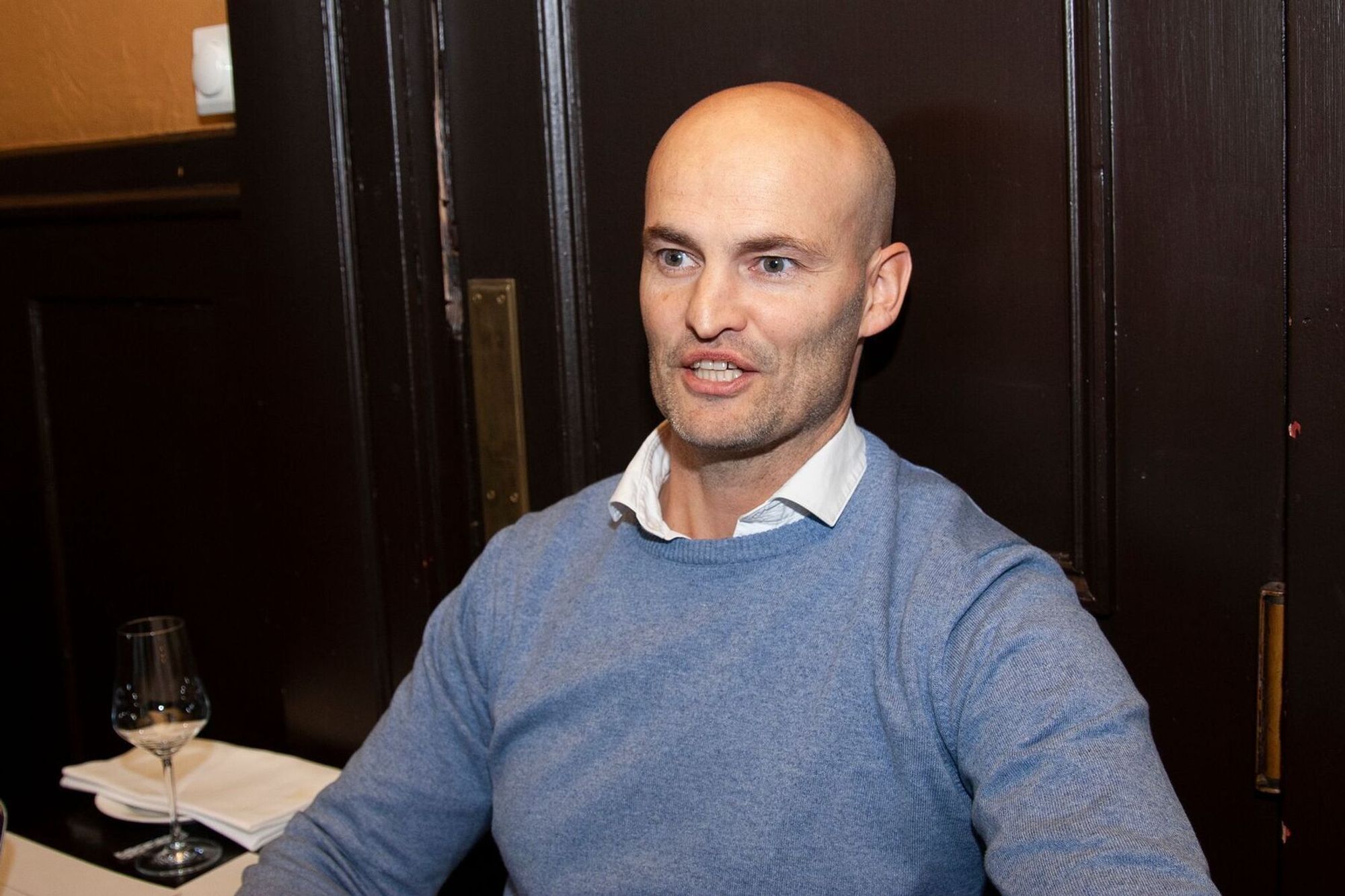 Aleksander Farstad krevde den innleide konsulenten for 400.000 kroner. Nå må selskapet hans selv punge ut. Bildet er fra da Digi snakket med Farstad i 2018.