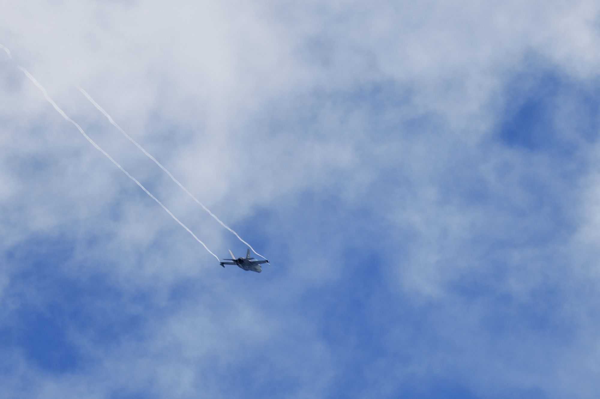F-35-kampfly hedrer kong Harald etter seremonien i domkirken onsdag.