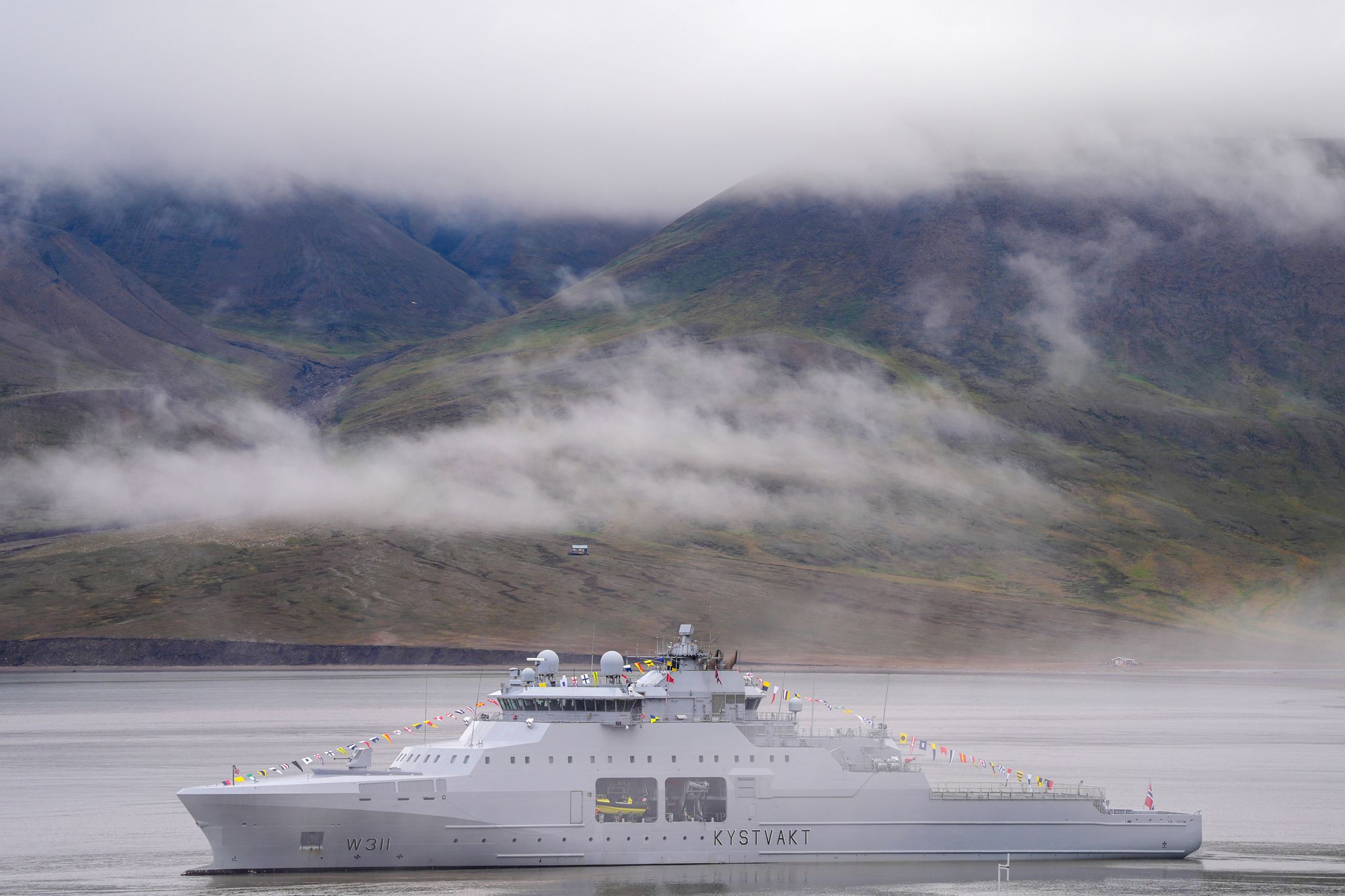 Norge deltok i en Nato-operasjon som hindret Russland i å øve på å utplassere et nytt våpen mot undersjøiske kabler i Arktis. Bildet viser kystvaktskipet KV Bjørnøya under et besøk til Svalbard i fjor sommer og er ikke knyttet til den omtalte Nato-operasjonen.