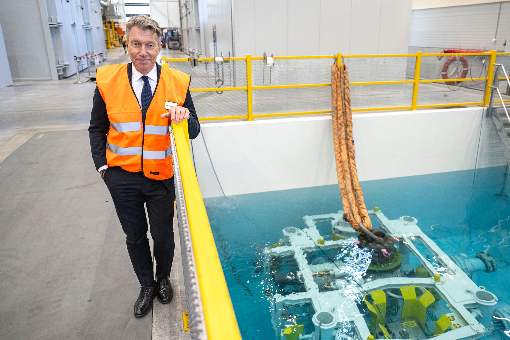 Energiminister Terje Aasland (Ap) mener det er svært gledelig at 21 oljeselskaper har søkt tillatelse til nye utvinninger på norsk sokkel. Her fra et innspillsmøte med oljebransjen på et anlegg i Stavanger i mai i år.