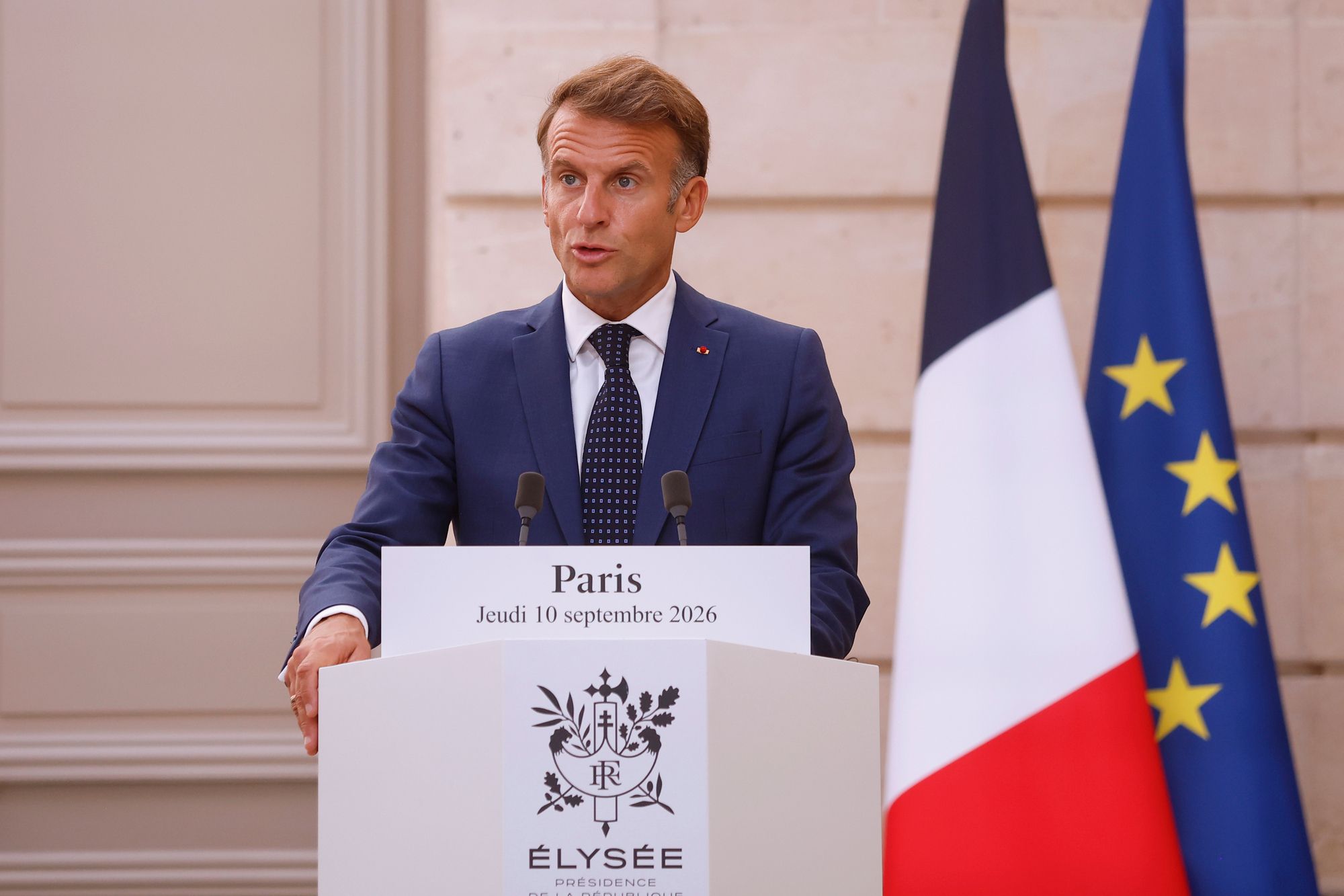 Den franske regjeringen legger fram et omarbeidet forslag om å sette 15 års aldersgrense på sosiale medier, opplyser president Emmanuel Macron mandag.