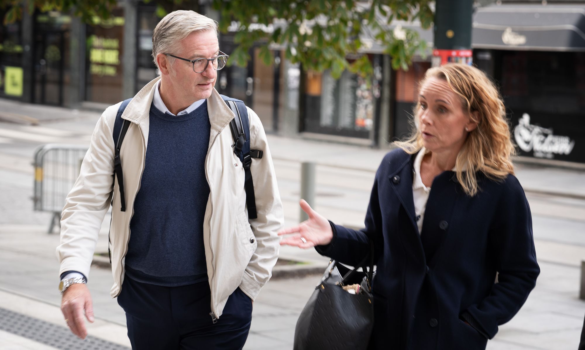 Forsvarsbygg-sjef Thorbjørn Thoresen og hans advokat, Marianne Klausen, på vei inn til tingretten.