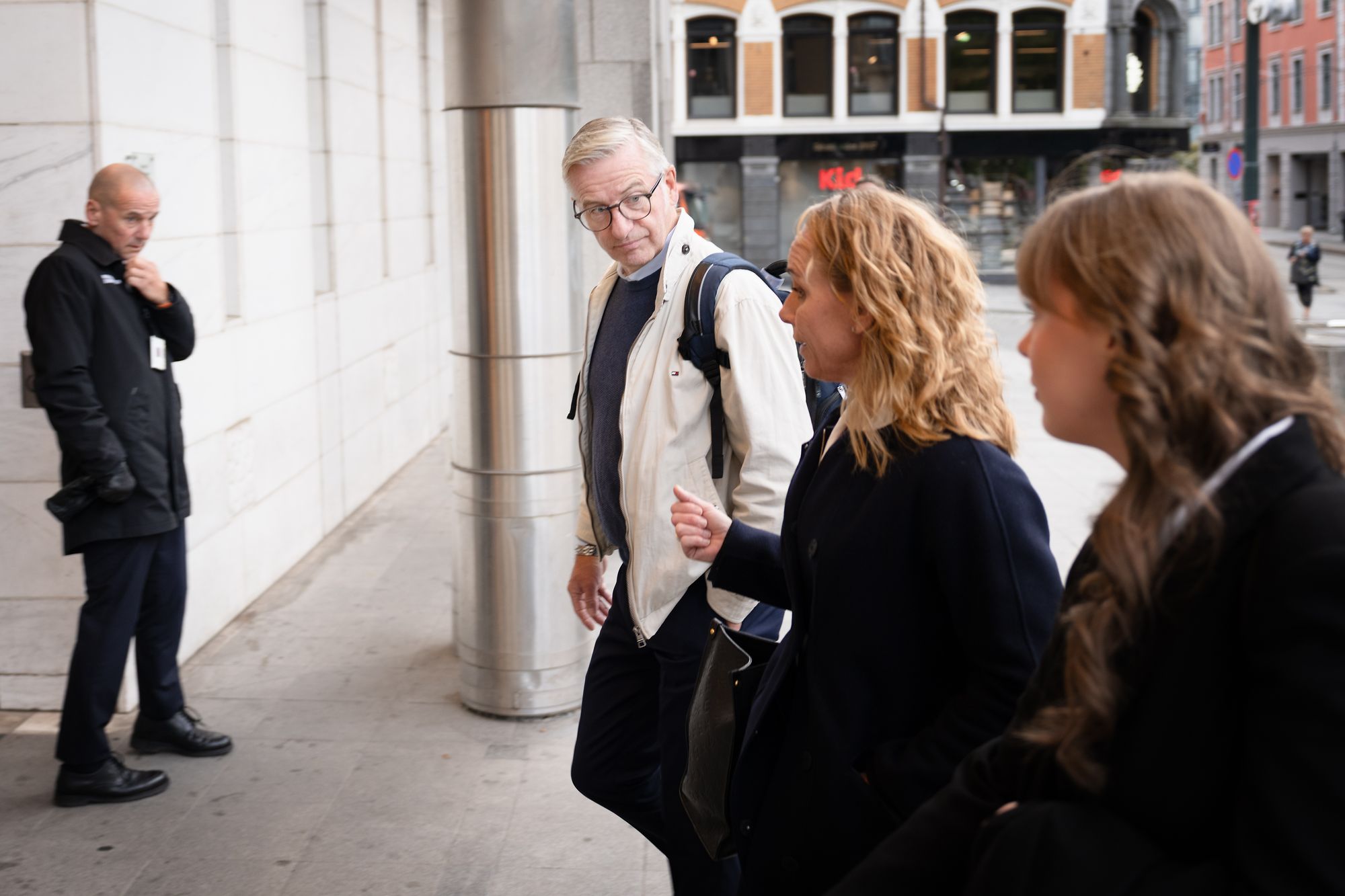 Departementsråd Frede Hermansen i Forsvarsdepartementet hilser på tidligere Forsvarsbygg-direktør Thorbjørn Thoresen i Oslo tingrett mandag morgen. Bak Thoresens advokat Marianne Klausen.
