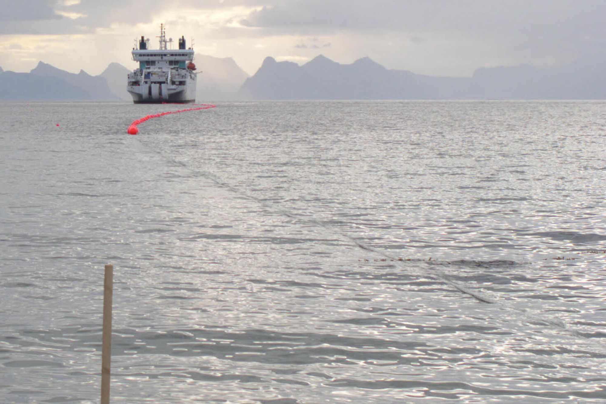 Hvis russerne har øvd med droner som selv kan finne og ødelegge sjøkabler, er det bekymringsfullt, sier infrastrukturdirektør Per Morten Torvildsen i Globalconnect. Bildet er fra leggingen av fiberkabelen mellom Norge og Svalbard i 2003.